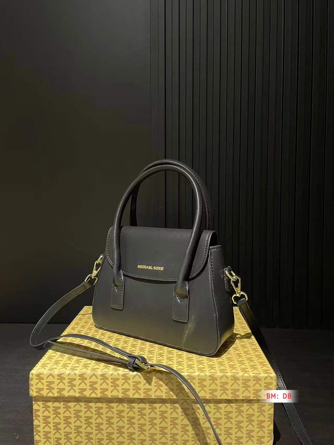 💰135 配盒 MK 新款手提包 这款复古包就很好看啊!无论从设计还是皮质上都很合我心!容量不容小觑,很能装!姐妹们买起来!尺寸:18*18