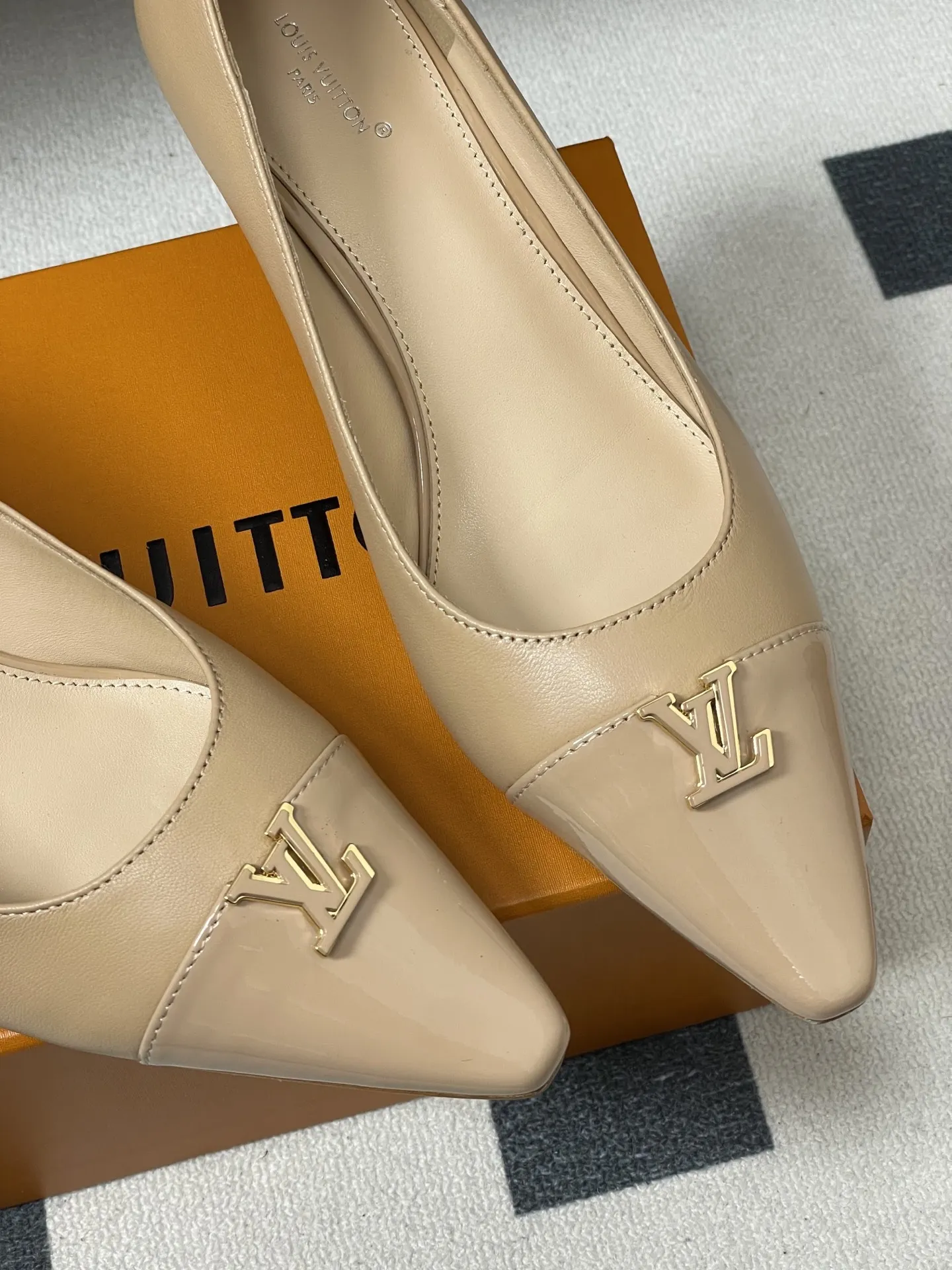p290- 26ss春夏新款 LOUIS VUITTON 路易威登 LV 拼色高跟鞋系列经典字母V扣细跟浅口单鞋/平底芭蕾舞鞋 LV尖头单鞋，漆皮材质+经典Logo，简约优雅又超有辨识度！尖头设计拉长腿部线条，裸色百搭，通勤、职场、约会都能轻松驾驭。平底结构，舒适好走，长时间站立也不累。无论配西装裤还是连衣裙，都能轻松切换干练or温柔风格，是职场女生和时尚达人的必备单品！ 鞋面：定制小牛皮 内里垫脚：羊皮 鞋底：意大利真皮大底（原版开模注塑前掌） 跟高：9.5cm/6cm/平底 码数：35-39（40.41定做不退换）