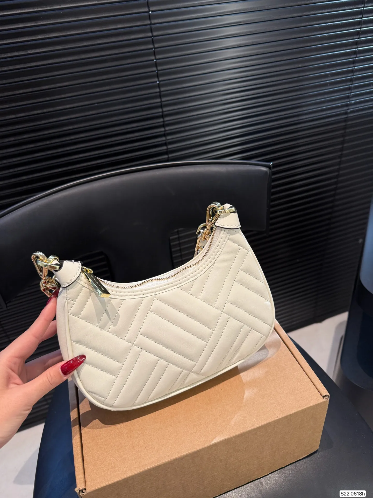 P160 配盒 MK腋下包 简单百搭 颜值高 日常出街首选 潮酷时尚女孩必入款 尺寸:22 12.5 货号0618