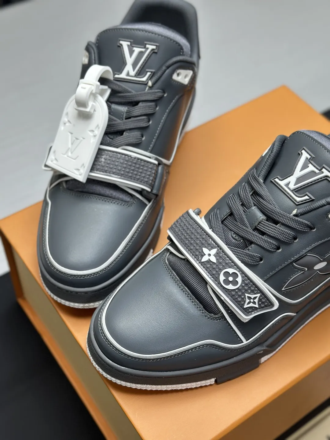 工厂直销&yen;300💰顶级版本 LV-路易威登-经典走秀新款 空胶工艺&middot;原版1：1开发复刻！！上脚非常舒适 奢侈用料，做工精细，中底印有欧洲制造英文字母 鞋面由意大利进口小牛皮拼接，侧边饰有品牌LOGO标志及签名，最新乳胶垫脚➕网布内里，脚感超舒适。原厂特供原版双色TPU组合大底。套包工艺 固特异缝合锁边 面料:独家定制头层牛皮 配件:独家私模Vuitton 标识， 内里:定制丝滑网里-头层丝绸牛皮内里 大底:TPU组合大底耐磨防滑防黄 垫脚:新款乳胶垫-网纱吸汗 专柜工艺:全电脑针车拉线 鞋头 后套 冷热定型 全套拉帮套楦中低logo花纹 专柜包装 -鞋带 证书 卡片 说明书 合格证 防尘袋 全网最齐包装 女款35-40男款38-46（38/46订做不退换！