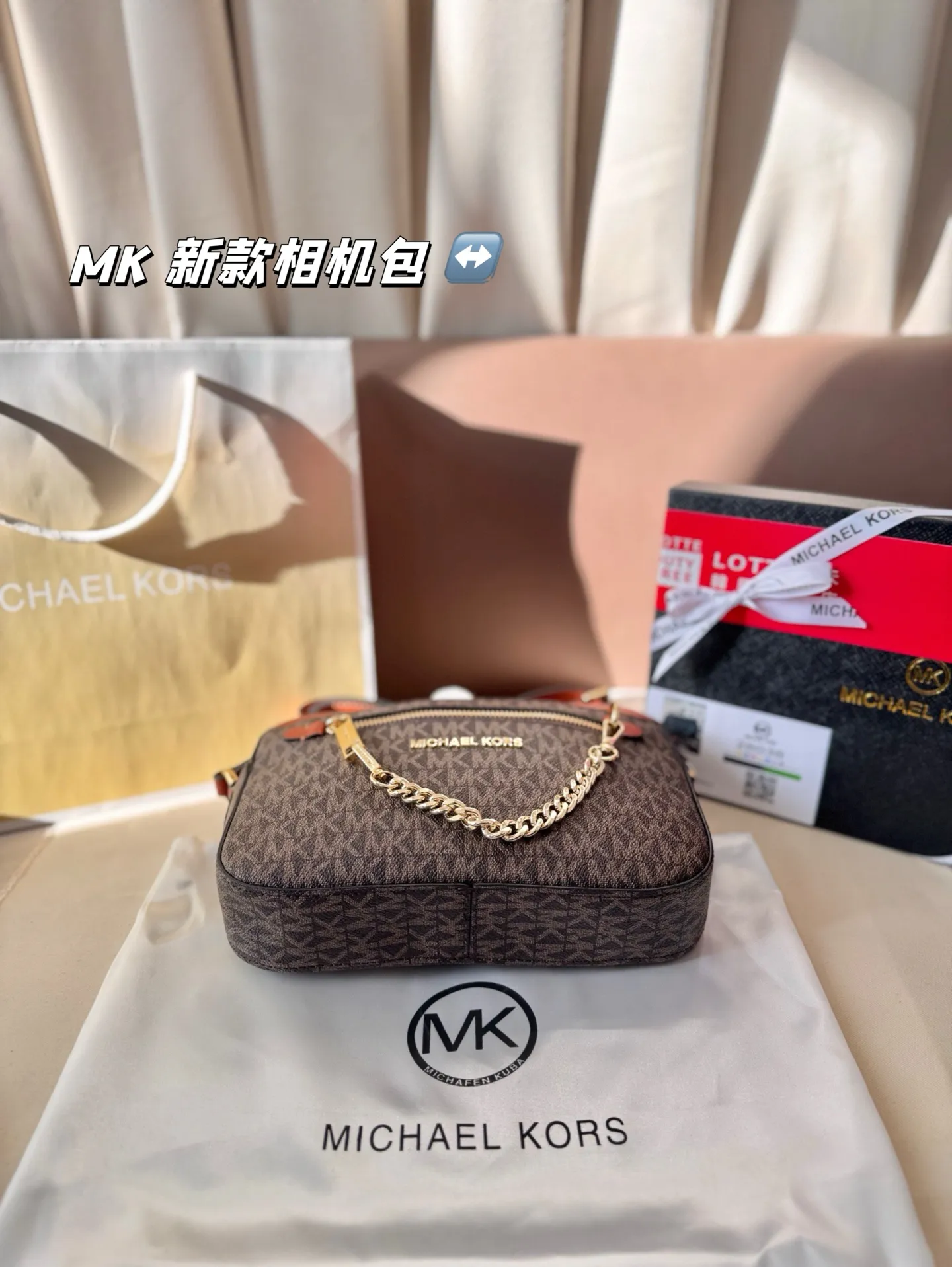 P130 配盒子 MK 新款相机包 专柜最新同歩 最新款 新鲜出炉啦‼️简直是美到人心啦 原版五金logo 首选进口皮料 质感超赞😍😍所谓人人必备一款 这个款式必须自留 真的是让人眼前一亮 喜欢的美妞抓紧啦 实物简直太美 尺寸:24*17