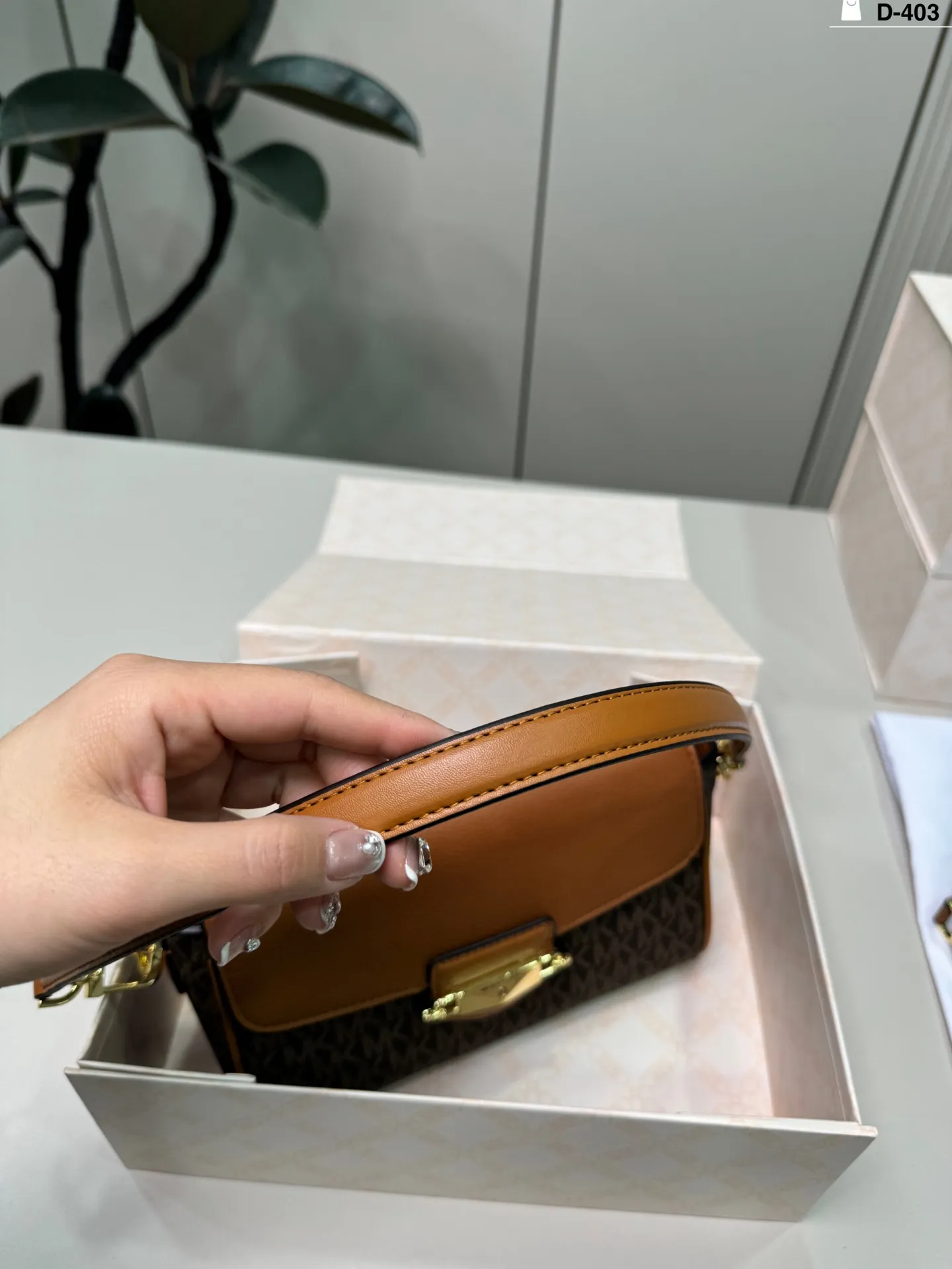 💰p135 D-403尺寸23&times;13折叠盒 MK 腋下包 MK新品单肩法棍包，硬挺时髦。 集潮流与实用为一体。