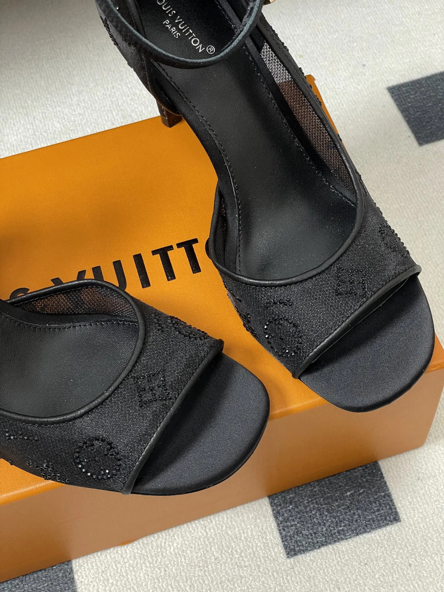 p280- 26ss春夏新款 LOUIS VUITTON 路易威登 LV GALA 高跟鞋网纱钻面仙女鞋网面烫钻高跟单鞋露趾鱼嘴侧空后绑带高跟凉鞋Bing...Bling...✨网纱水晶钻&bull; 本款 Gala 高跟鞋为网格鞋身刺绣璀璨莱茵石Monogram 图案，成就适宜夜间出行的雅致之选。鞋面流畅线条与纤细高跟相得益彰。细腻 皮革外底装点金属LV 字母装饰。 鞋面采用了透气的网纱材质，这种材质不仅能让脚部在穿着时保持相对透气舒适，同时也让鞋面上的水钻装饰更加醒目亮眼；内里羊皮，贴合脚部肌肤，提升穿着的舒适体验！ 尖头的设计能够拉长脚部线条，让脚部看起来更加纤细优雅，平底的设定则保证了穿着时的舒适度与行走的便利性，适合日常长时间穿着或者搭配较为正式、休闲的服装造型。 鞋面：定制网面镶烫澳洲水钻 内里垫脚：羊皮 鞋底：意大利A级真皮大底 跟高：8.5cm 码数：35-39（40.41定做不退换）