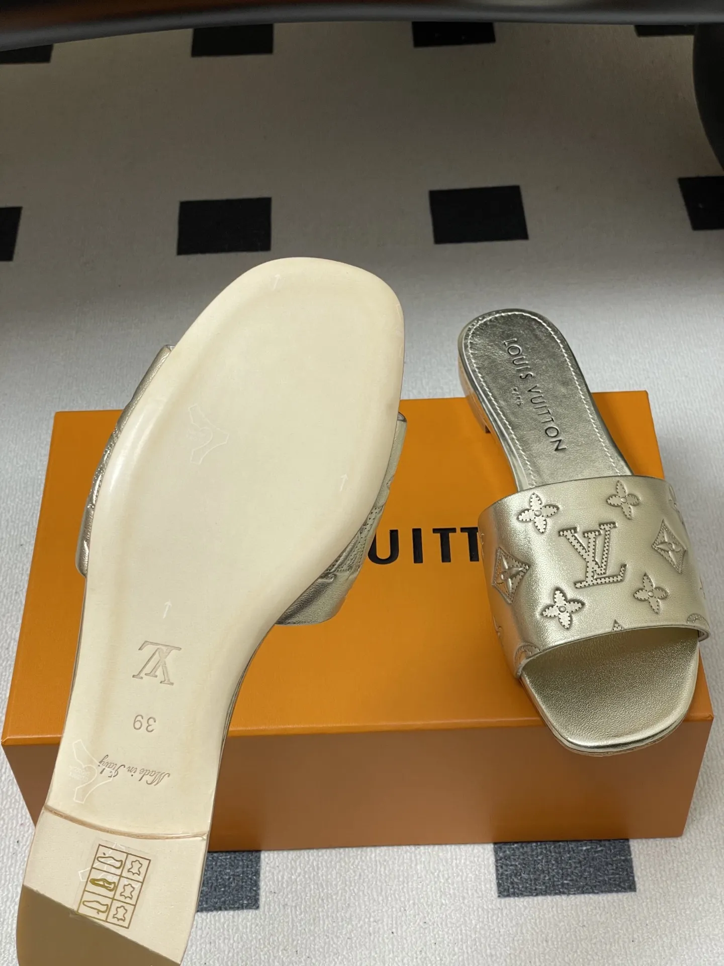 p260- 26Ss春夏新款Louis vuiteeon 路易威登LV 6AM凉拖鞋小猫跟拖鞋字母压印一字带平底拖鞋 本款6AM凉拖取材粒面牛皮革，以饰压印筑LV字母和Monogram花卉，令宽幅鞋面闪烁金属莹泽。妩媚小猫跟和柔软皮革外底完善整体。 鞋面：牛皮 内里垫脚：羊皮 鞋底：意大利真皮大底 跟高：平底/5.5cm 码数：35-39（40.41.42定做不退换）