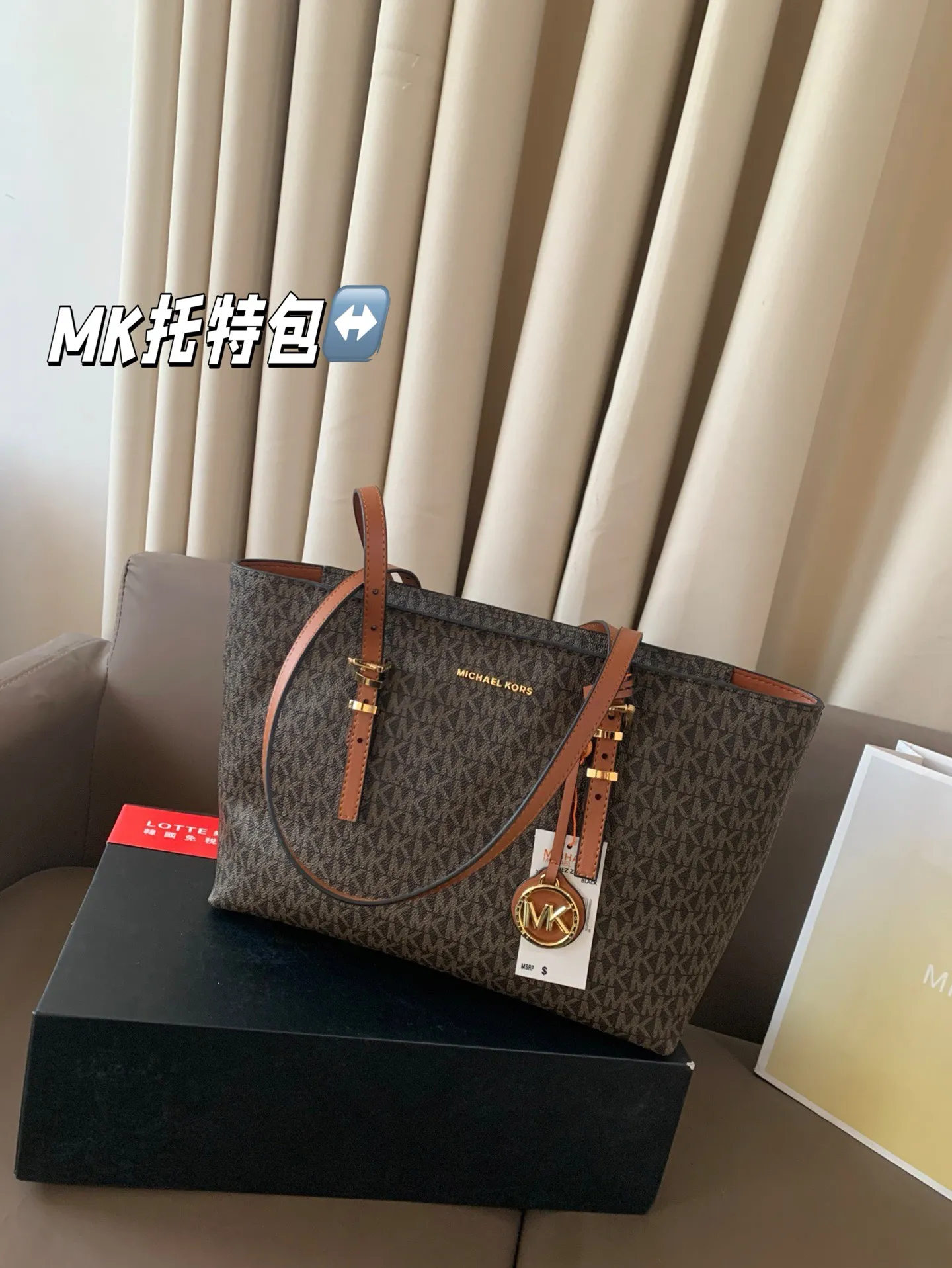 P180 配盒子 MK托特 超适合秋冬背的MK包包 MK万年耐看老花包,托特包 经典爆 的色系包型,完全不会老气!! 经典百搭,日常通勤超适合,颜值和质感都拉满了!绝美的包包配上大空间的容量 尺寸:30*24