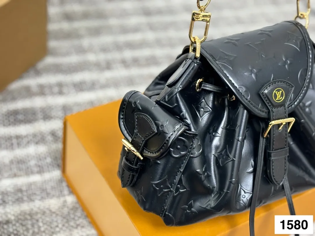 P175 size：23&times;17 LV路易威登新款odyssee 链条单肩包💕 创新细节➕摩登与复古的完美碰撞 隐藏式锁扣➕可调节肩带 兼具颜值与功能性 容量非常不错，适合各种场合 实用包型，日常搭配瞬间提升气质‼️