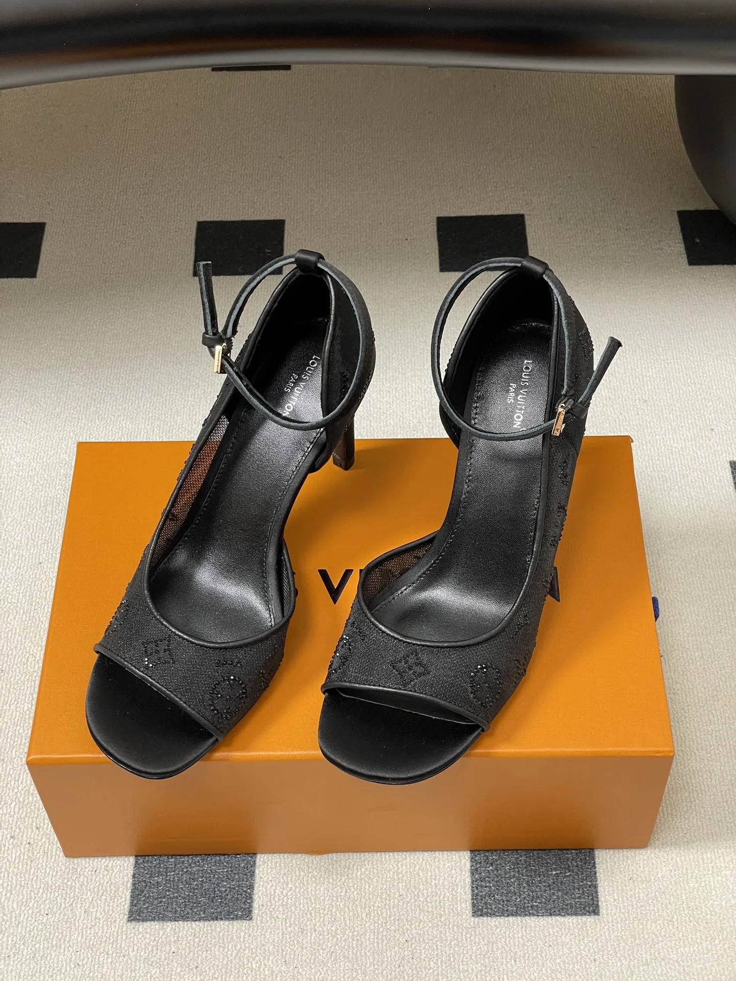 p280- 26ss春夏新款 LOUIS VUITTON 路易威登 LV GALA 高跟鞋网纱钻面仙女鞋网面烫钻高跟单鞋露趾鱼嘴侧空后绑带高跟凉鞋Bing...Bling...✨网纱水晶钻• 本款 Gala 高跟鞋为网格鞋身刺绣璀璨莱茵石Monogram 图案,成就适宜夜间出行的雅致之选。鞋面流畅线条与纤细高跟相得益彰。细腻 皮革外底装点金属LV 字母装饰。 鞋面采用了透气的网纱材质,这种材质不仅能让脚部在穿着时保持相对透气舒适,同时也让鞋面上的水钻装饰更加醒目亮眼;内里羊皮,贴合脚部肌肤,提升穿着的舒适体验! 尖头的设计能够拉长脚部线条,让脚部看起来更加纤细优雅,平底的设定则保证了穿着时的舒适度与行走的便利性,适合日常长时间穿着或者搭配较为正式、休闲的服装造型。 鞋面:定制网面镶烫澳洲水钻 内里垫脚:羊皮 鞋底:意大利A级真皮大底 跟高:8.5cm 码数:35-39(40.41定做不退换)