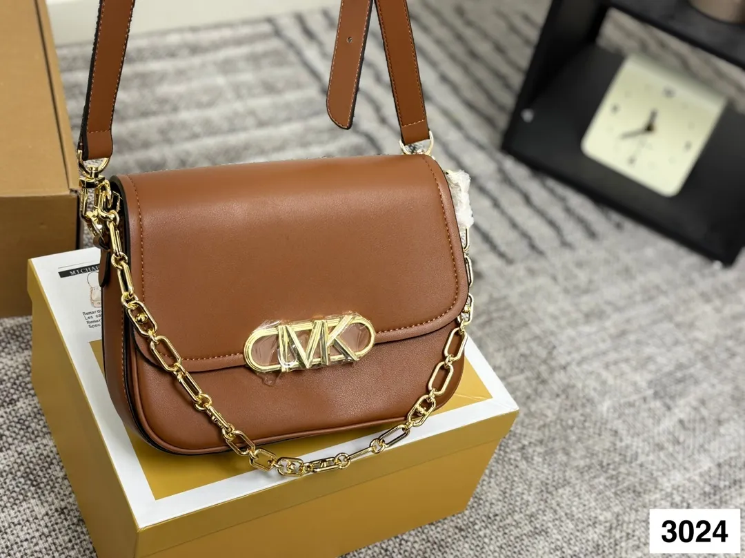 P145 配盒子 MK❤️款 早秋新款 真哒是人手必备 品牌力荐 大容量 很能装 推荐给大家 内里带logo 兼具定型包优雅和轻松慵懒休闲范 充满时尚感 有型前卫轻松出位 M家的款式越来越符合年轻人的审美 使用率越来越高👏👏👏尺寸:24.17