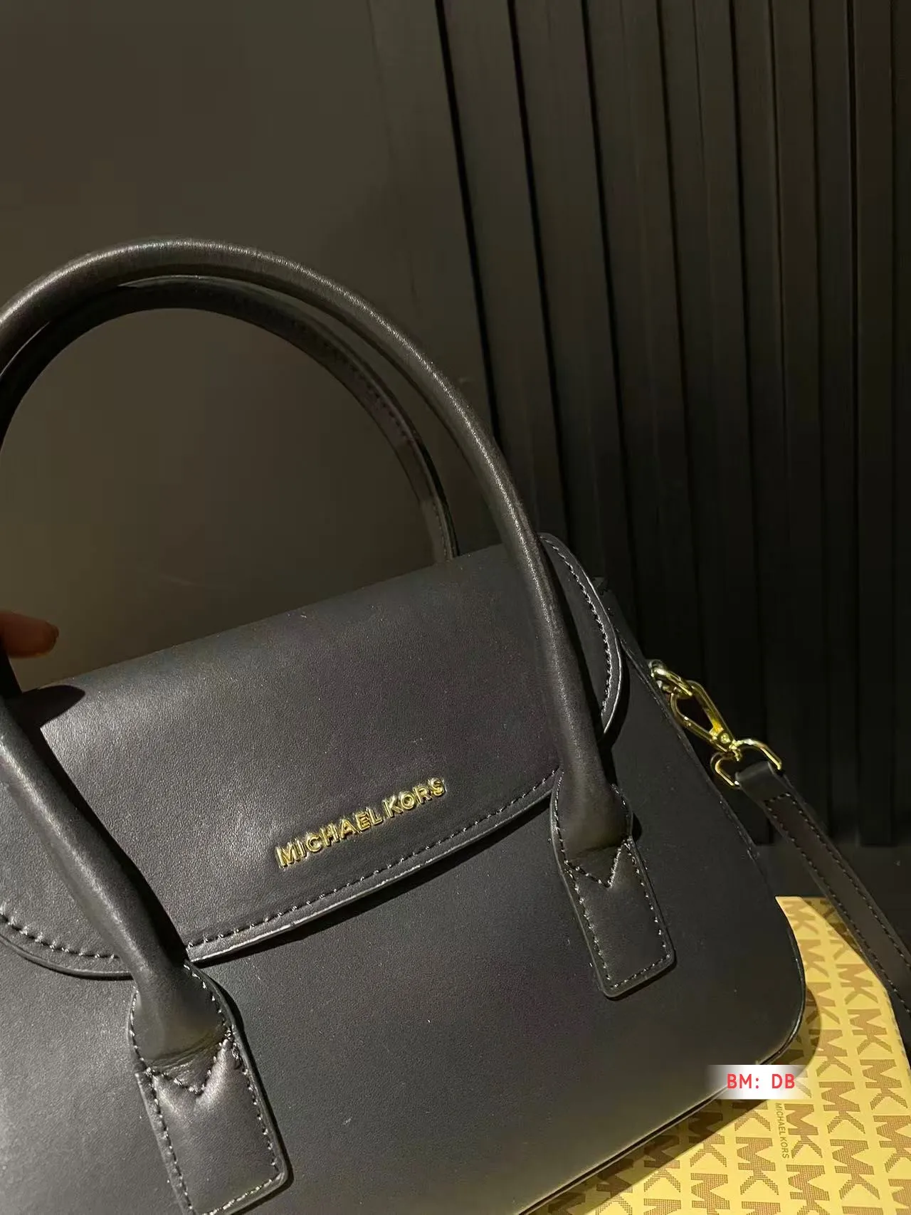 💰135 配盒 MK 新款手提包 这款复古包就很好看啊！无论从设计还是皮质上都很合我心！容量不容小觑，很能装！姐妹们买起来！尺寸：18*18