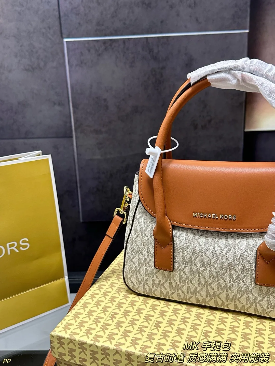 P135 配盒 MK 新款手提包 全新设计的可调节式肩带，大大的增加了使用的便利性！尺寸可容纳随身物品！容量不容小觑，很能装！ 尺寸：23*17CM