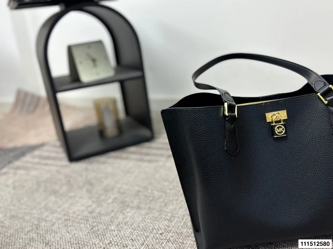 P170配盒⚠️尺寸34.25 MK 托特包 Mk应该算是轻奢品牌中质量最好的了,十分耐操,而且他家包包的设计一点也不会比大牌差,重点是还是咱家幂幂代言的哦。性价比极高,材质,设计都极好。低调的标志加上大气的外形设计,非常适合职场女性,低调又独立。