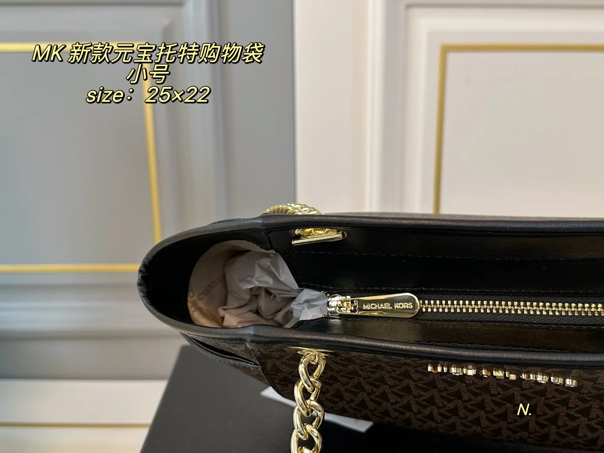 P130 小号（配盒） size：25&times;22 MK 新款老花元宝托特包购物袋💕 标志性logo印花，🉑️手提斜挎， 拉链开合，实用的大空间设计， 出行、游玩都可以带上它❗️