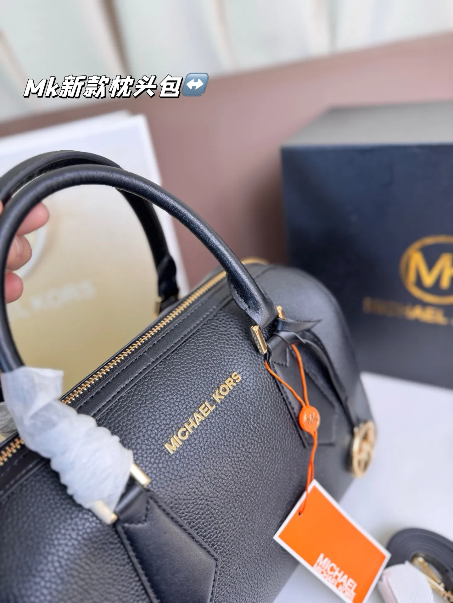 P165 Mk新款 Mercer 枕头包，官网同步 ，很可爱的一款包 手提斜挎多用款 尽显优雅品味。尺寸25*18