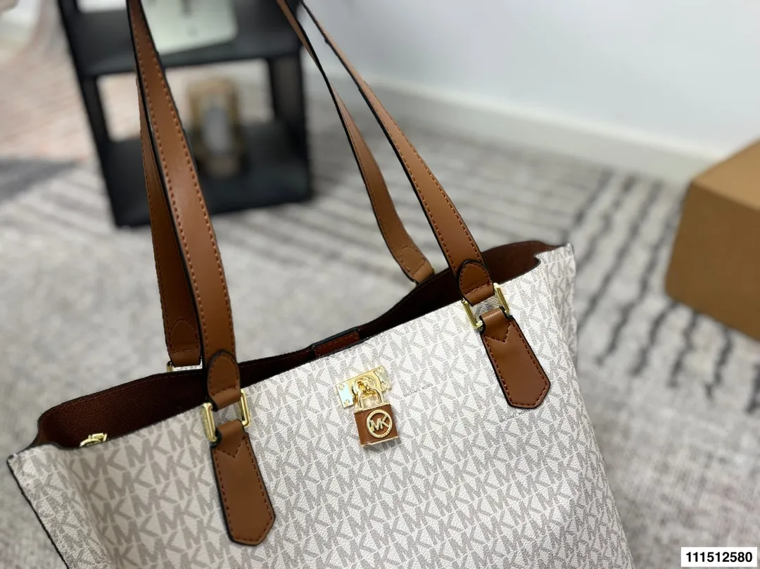 P170配盒⚠️尺寸34.25 MK 托特包 Mk应该算是轻奢品牌中质量最好的了,十分耐操,而且他家包包的设计一点也不会比大牌差,重点是还是咱家幂幂代言的哦。性价比极高,材质,设计都极好。低调的标志加上大气的外形设计,非常适合职场女性,低调又独立。
