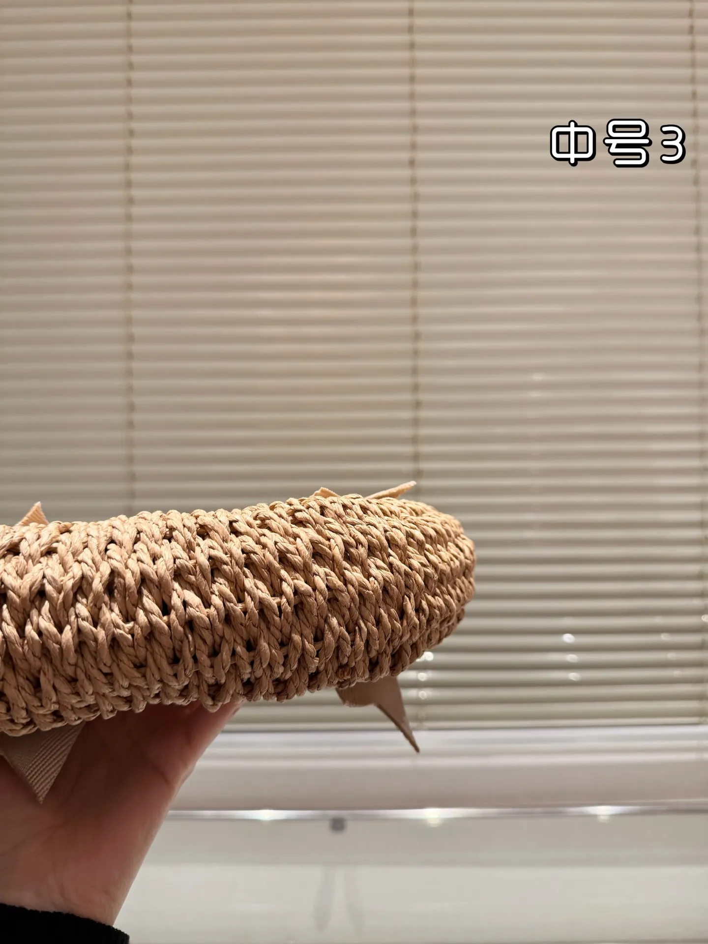 P100 P95 P90 chloe这个新款草编包菜篮子 印logo的手提袋和皮肩带还有草编的组合真的好清爽炒适合海边,是属于夏天的包没错啦而且到目前为止没有跟任何人撞过包国 容量很大,还有一些女孩子补妆的东西,实用满分了,被路人夸好看是对它最大的赞美吧 夏天的样子 背起来吧 姐妹们 尺寸 大号42.27 中号34.20 小号23.18