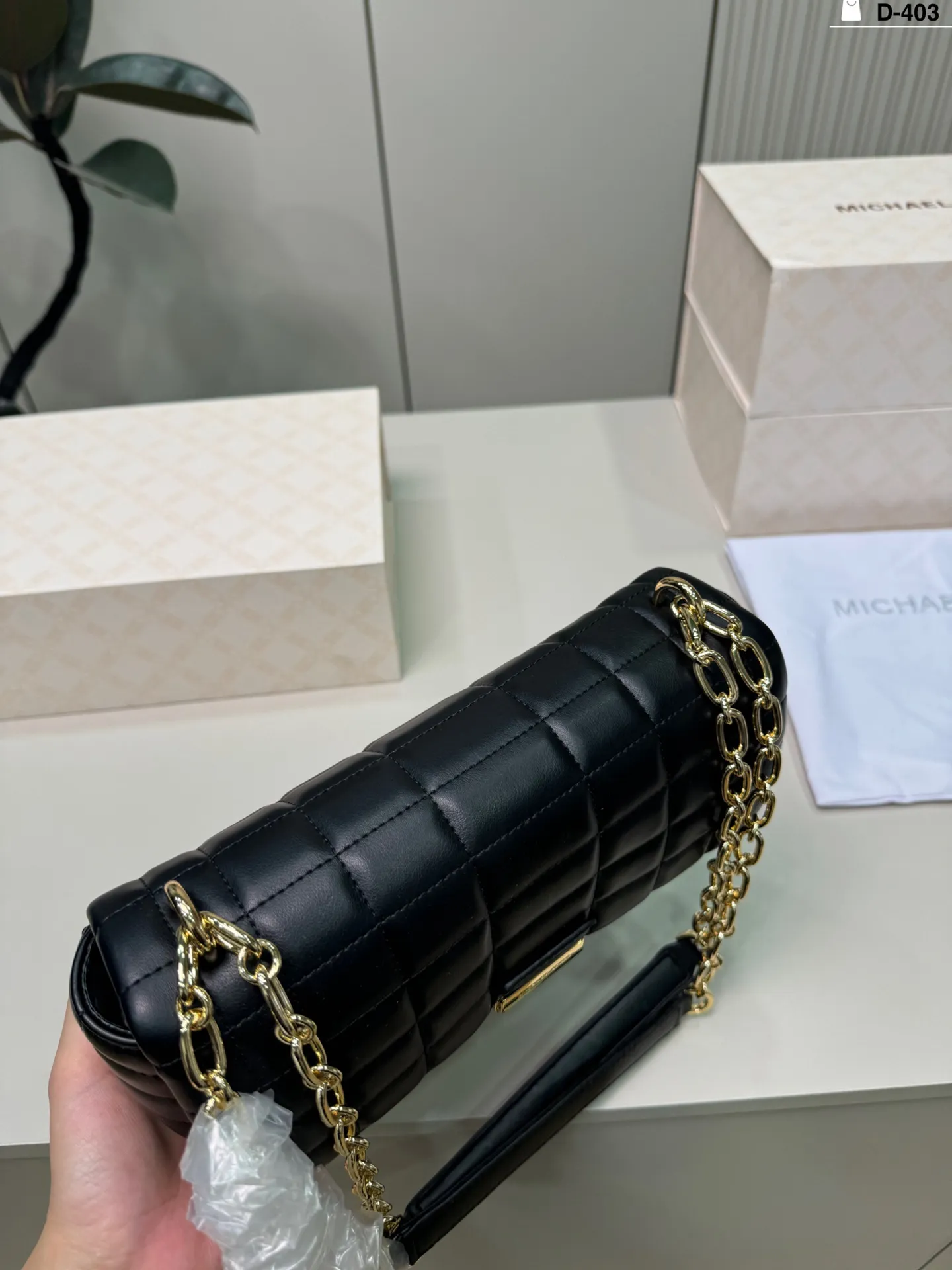 💰p135 D-403尺寸25×15折叠盒 MK Tribeca链条包 透出饱满细腻的质感在秋冬搭配率很高 搭大衣或连衣裙都质感又有品味~