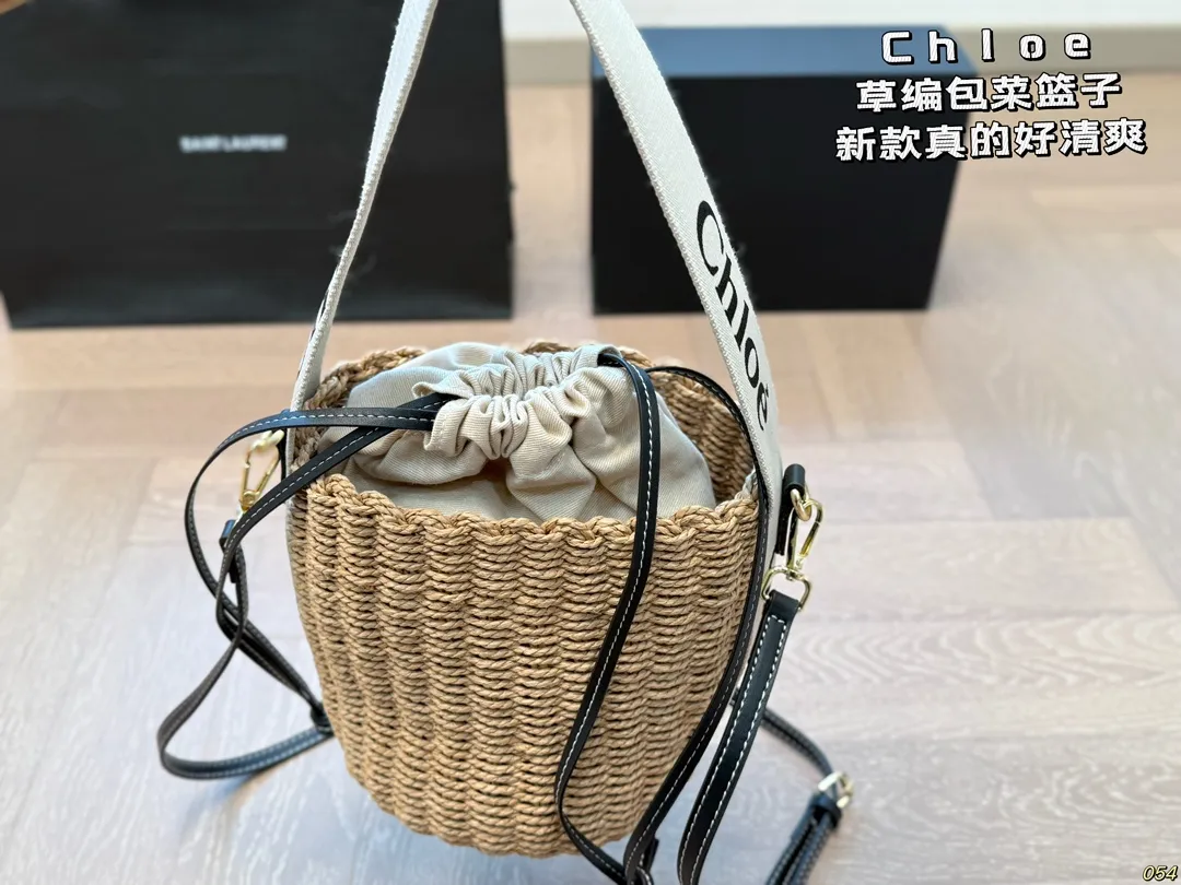 &yen;100 Chloe 克洛伊 新款草编包 菜篮子 真的好清爽炒适合海边 是属于夏天的包没错啦 背起来吧 姐妹们 尺寸: 15 18