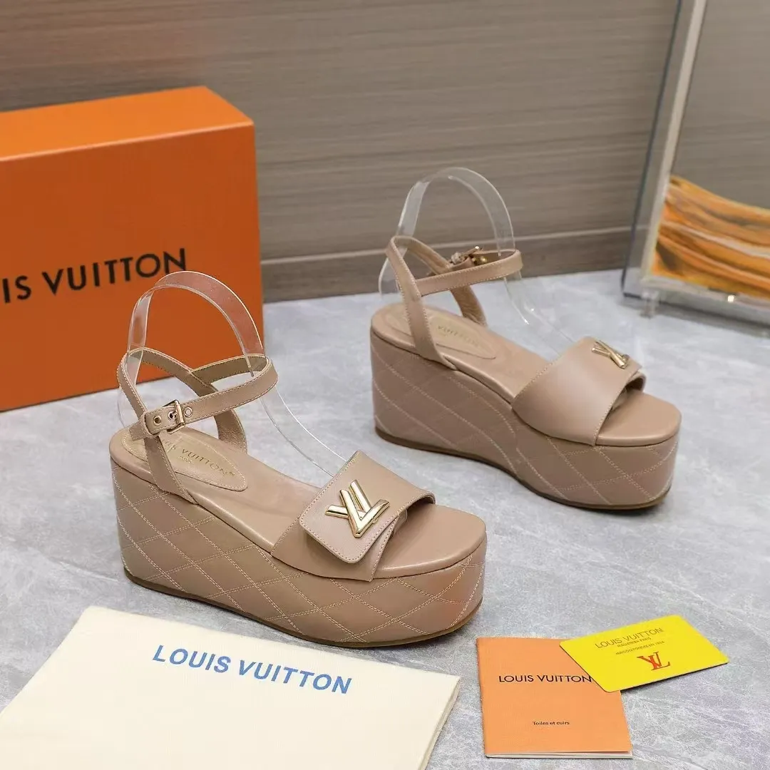 🔥🔥🔥顶级版本260💰💰 💯💯💯Lv最新恨天高 坡跟水台凉鞋 ⚡️2025夏季最新款Louis Vuitton/路易威登女款LV字母高跟凉鞋,此款V家凉鞋背面的Shake开放式臀部设计由进口小牛皮制成,大胆设计的色彩呈现,完美提升其现代线条,以其标志性的V行宽跟和带有品牌字母的精致细节而著称,灵感来自Twist包的标志性开舍,永恒的路易威登签名优雅 2025夏季女神们的夏季必备款, 原版复刻,脚感超舒适。尽显女王气质 鞋面:进口小牛软皮+LV字母装饰, 内里:进口羊皮 垫脚:进口羊皮垫脚, 大底:原版开模TPR大底 跟高:9CM 标准码:35-42(41 42码订做 不退不换) 配原版抽屉盒