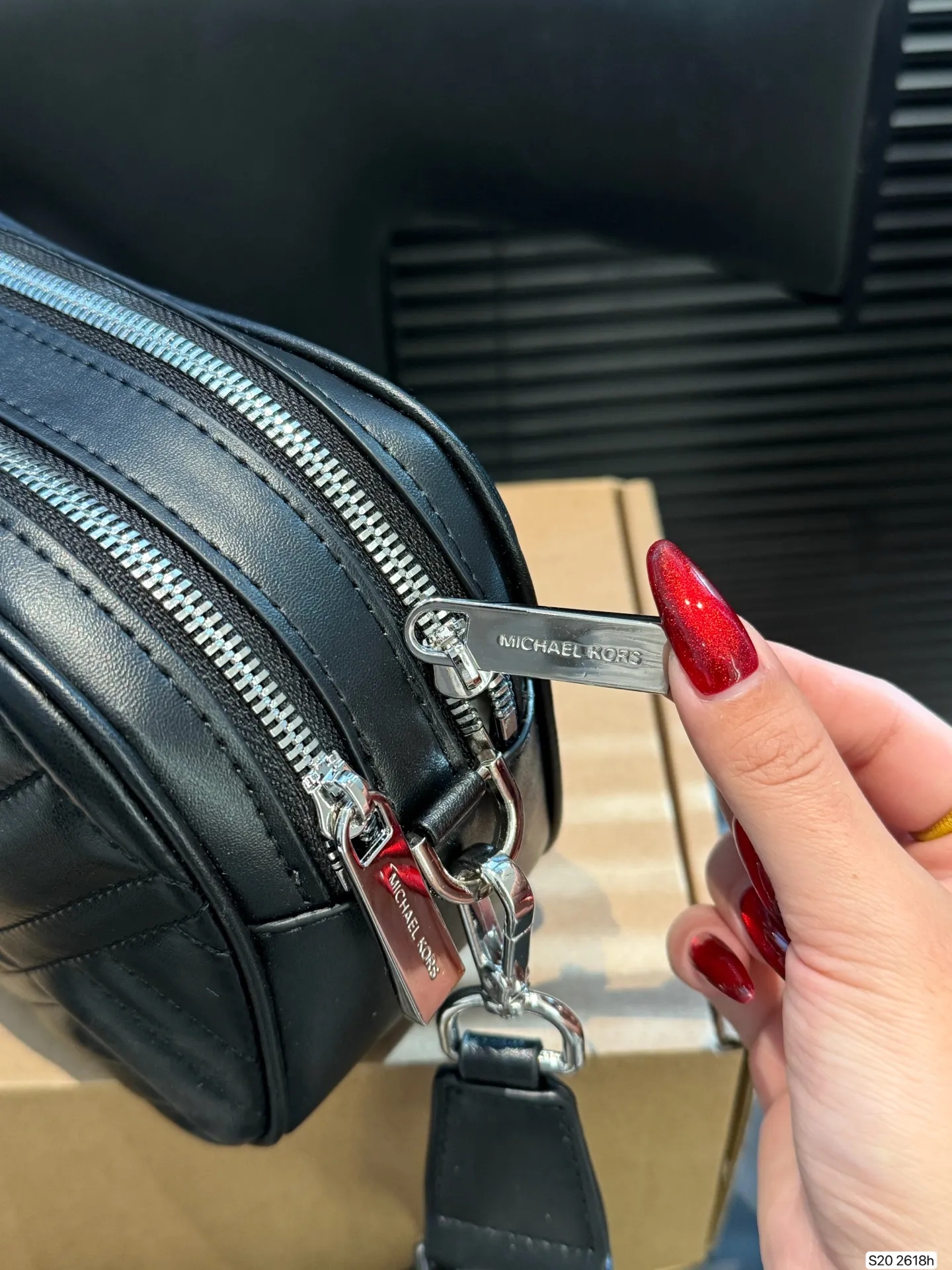 P150 配盒子 MK 双层相机包 具有独特的艺术气息 简单百搭 颜值高 日常出街首选 尺寸：21 14 货号2618 ​