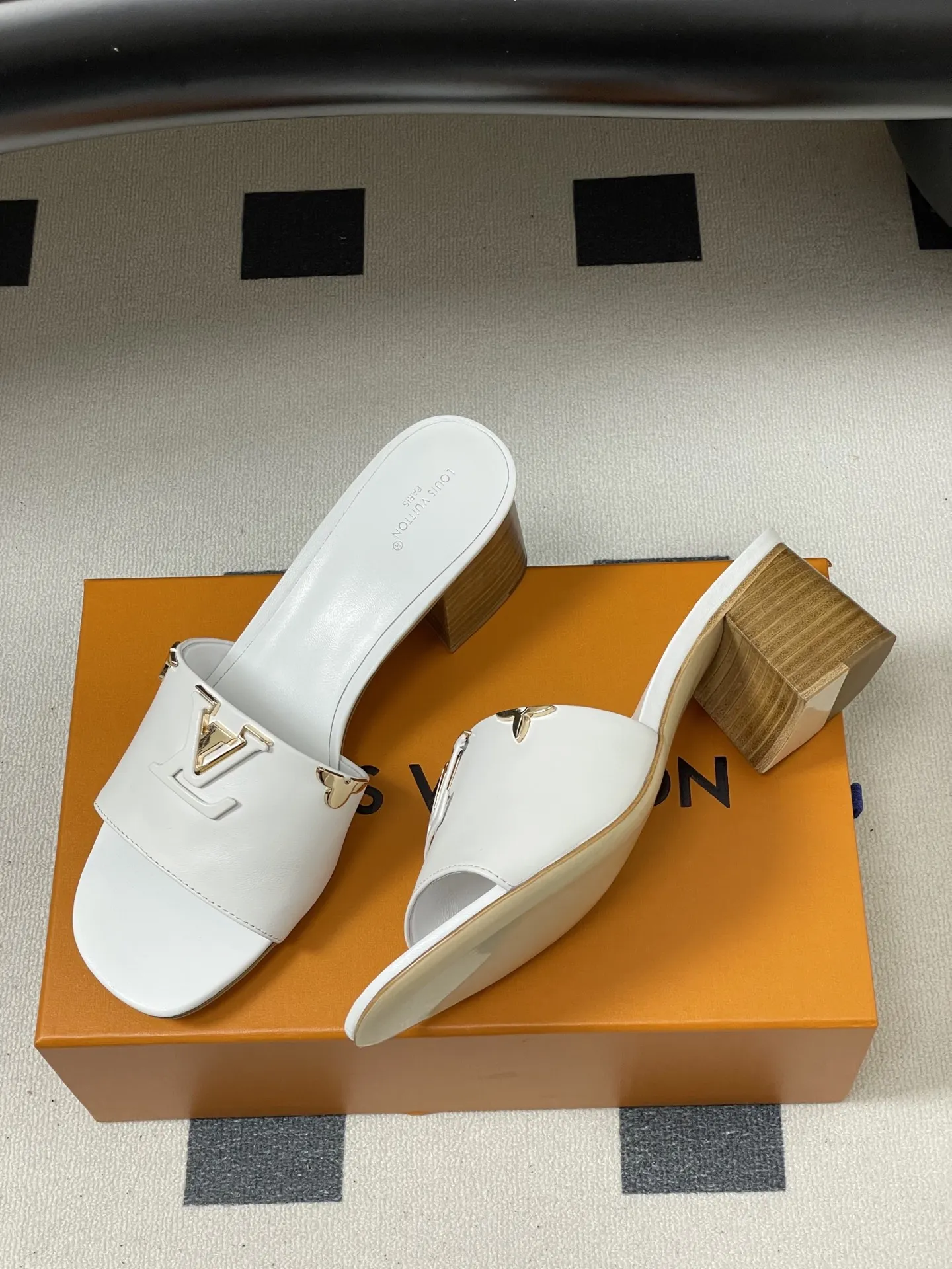 p260- 经典款Louis vuitteon路易威登 Lv Isola凉拖鞋系列经典字母logo大扣一字带粗跟拖鞋五金扣平底凉拖鞋 LV Isola穆勒凉拖，选用优质小牛皮，搭配金属LV Logo，简约又超有辨识度！木质粗跟设计，舒适又时髦，日常通勤、休闲都能轻松驾驭。开放式鞋面，夏天穿超透气，白色百搭，裙装裤装随心搭配，轻松get高级感穿搭风格！ 这款拖鞋展示的是一种轻松而优雅的风格，由柔软的小牛皮制成。这款型号以其宽大的鞋面而闻名，上面点缀着部分皮革覆盖的品牌配件，加以精致而耐用的皮革大底完成了这一设计！ 鞋面：定制小牛皮 内里垫脚：羊皮 跟高：平底/4.5cm 鞋底：意大利真皮大底 码数：35-39（40.41.42定做不退换）