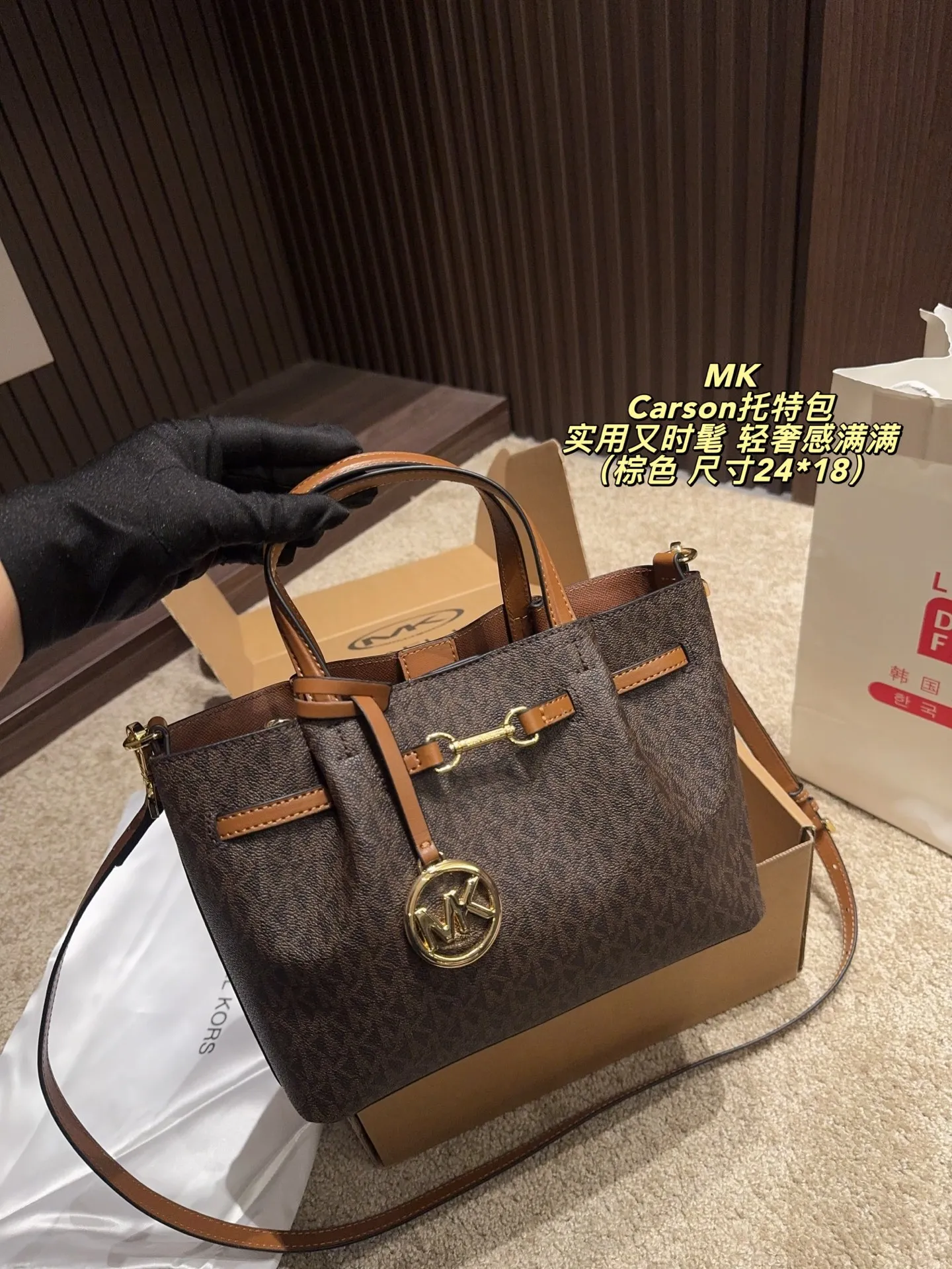 P170配飞机盒⚠️尺寸24*18 MK Carson系列马街扣托特包 经典老花PVC材质+棕色皮革饰边,简约大气又耐用。标志性马街扣+圆形MK吊牌,辦识度超高!通勤日常都OK,手提斜挎随心切换。内部空问超能装,雨伞、水杯、化妆品统搞定,实用又时髦,轻奢感满满,是MK家超火的百搭款!