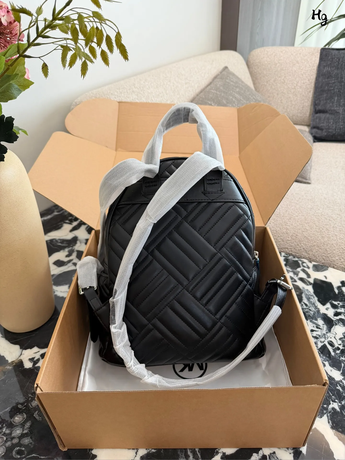 p190 mk 永不过时款,店里已经没有啦,少量囤货!😍✈️✈️这个太厉害啦🔥天啊最火的黑金色🙋爆款抓紧抢👏~#michaelkors 经典款abbey#羊皮双肩包 巨折‼️🖤✌️皮质柔软细腻,特别轻特别好用,真是自带高级感 🉑️ 尺寸:32*27*12cm🔥🔥