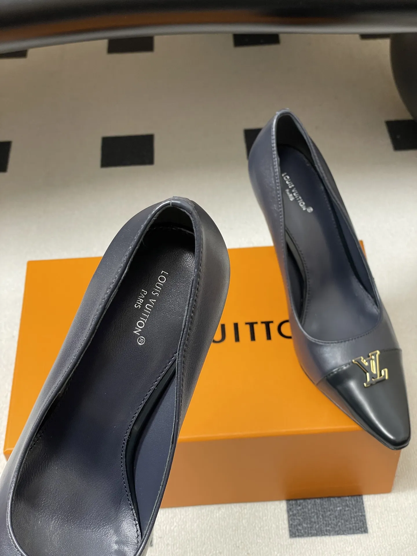 p290- 26ss春夏新款 LOUIS VUITTON 路易威登 LV 拼色高跟鞋系列经典字母V扣细跟浅口单鞋/平底芭蕾舞鞋 LV尖头单鞋，漆皮材质+经典Logo，简约优雅又超有辨识度！尖头设计拉长腿部线条，裸色百搭，通勤、职场、约会都能轻松驾驭。平底结构，舒适好走，长时间站立也不累。无论配西装裤还是连衣裙，都能轻松切换干练or温柔风格，是职场女生和时尚达人的必备单品！ 鞋面：定制小牛皮 内里垫脚：羊皮 鞋底：意大利真皮大底（原版开模注塑前掌） 跟高：9.5cm/6cm/平底 码数：35-39（40.41定做不退换）