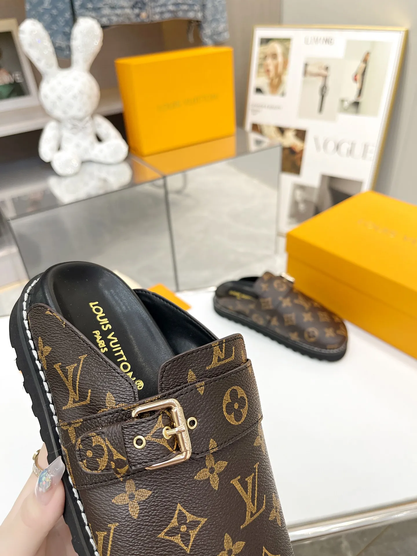 出厂价：190💰(男➕10) LV高版本早春款情侣款拖鞋，原版英国购入秀场出镜率非常高，新的logo五金标识实在加分，设计独具一格，低调又凸显品牌魅力，半拖设计除了好穿、显瘦， 穿腻了一成不变的拖鞋不妨试试这个，上脚简直太好看了 超酷超飒拖鞋，上脚显瘦增高超级百搭，脚感非常好，日常休闲都可以， 原版一比一复刻版型 &hellip;&hellip; ✅鞋面:原版老花皮 ✅内里:羊皮 ✅大底:原版橡胶发泡 ✅底高:3cm ✅包装:精美包装盒 ✅码数:35-45 ✅颜色:官网同步3色