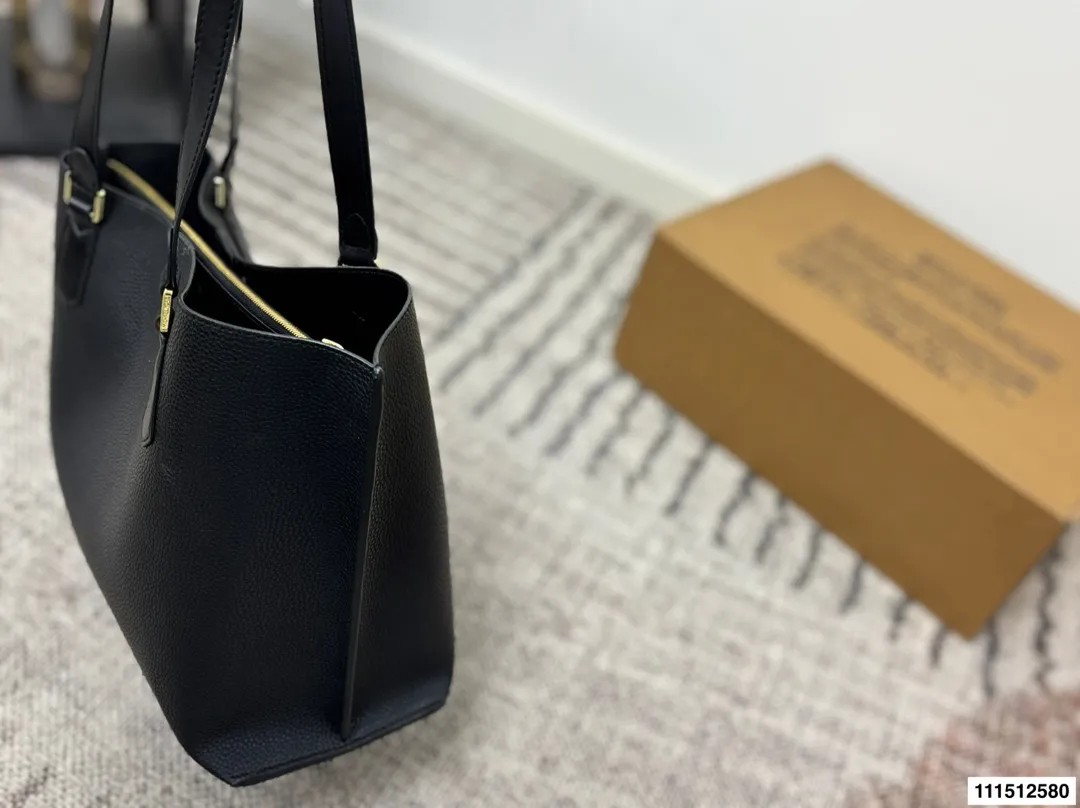 P170配盒⚠️尺寸34.25 MK 托特包 Mk应该算是轻奢品牌中质量最好的了，十分耐操，而且他家包包的设计一点也不会比大牌差，重点是还是咱家幂幂代言的哦。性价比极高，材质，设计都极好。低调的标志加上大气的外形设计，非常适合职场女性，低调又独立。