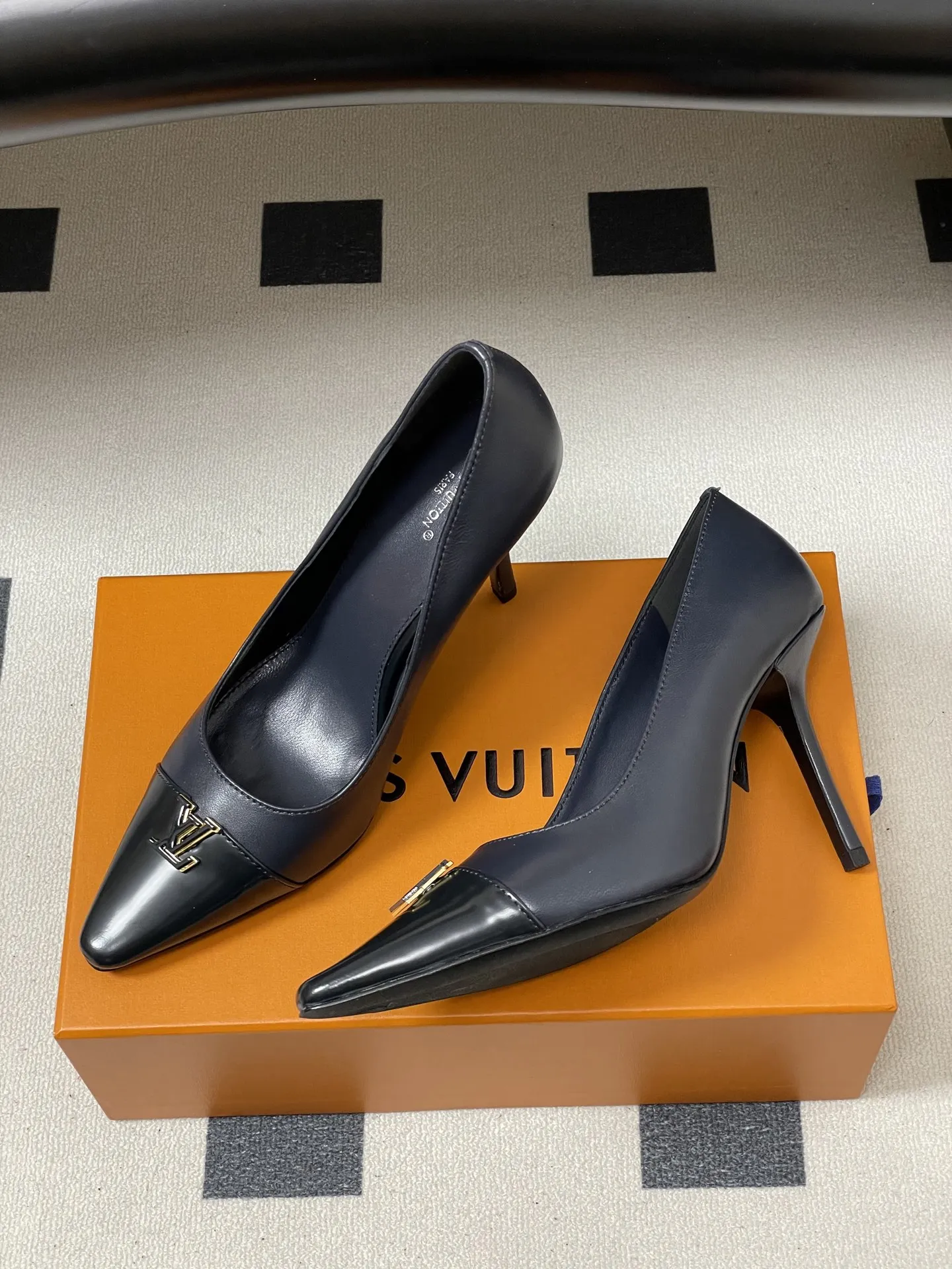 p290- 26ss春夏新款 LOUIS VUITTON 路易威登 LV 拼色高跟鞋系列经典字母V扣细跟浅口单鞋/平底芭蕾舞鞋 LV尖头单鞋,漆皮材质+经典Logo,简约优雅又超有辨识度!尖头设计拉长腿部线条,裸色百搭,通勤、职场、约会都能轻松驾驭。平底结构,舒适好走,长时间站立也不累。无论配西装裤还是连衣裙,都能轻松切换干练or温柔风格,是职场女生和时尚达人的必备单品! 鞋面:定制小牛皮 内里垫脚:羊皮 鞋底:意大利真皮大底(原版开模注塑前掌) 跟高:9.5cm/6cm/平底 码数:35-39(40.41定做不退换)