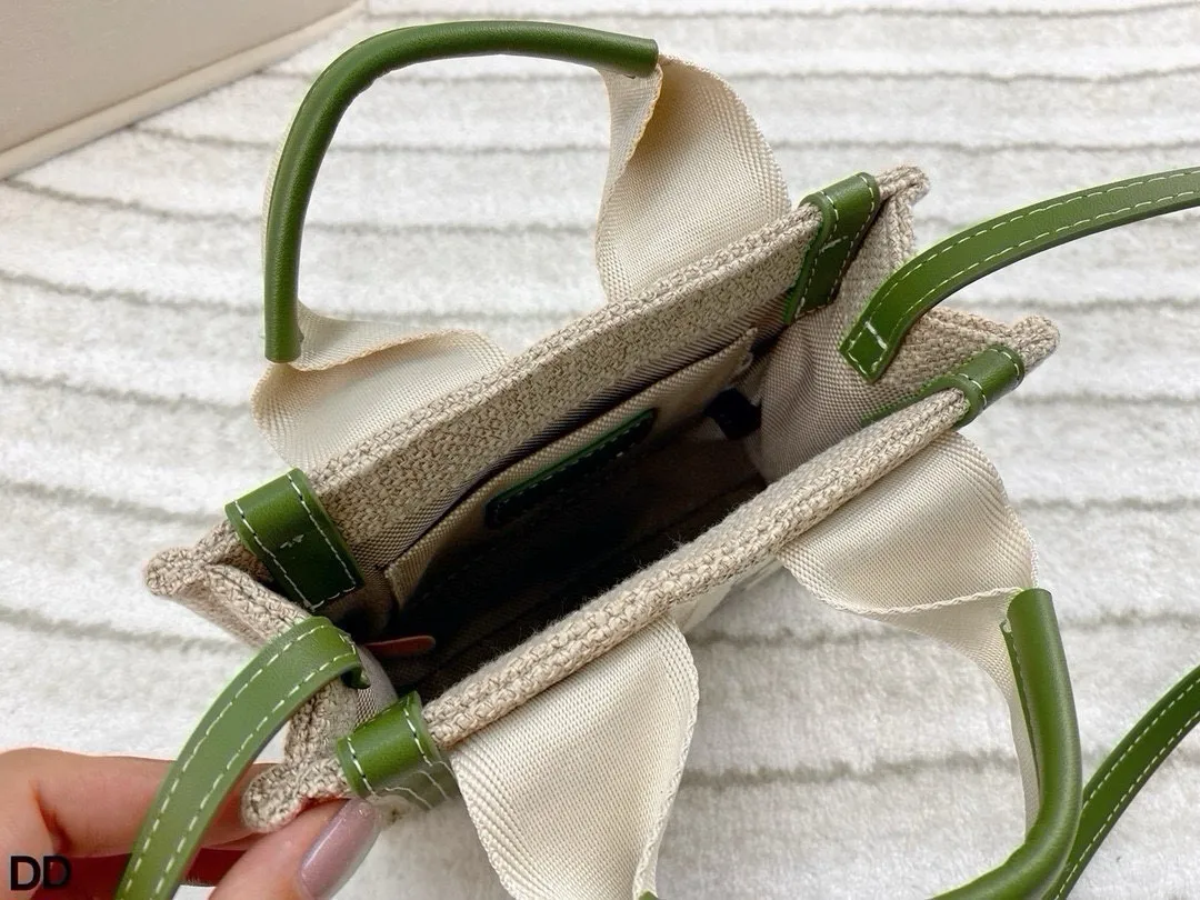 p100 无盒🎁 Chloe Woody tote mini 太有范儿了小巧可爱 配色高级 自重轻 手提斜挎完全无压力 mini的同时还可以放下手机哦 这贴心的设计太爱了!尺寸:19.5*15