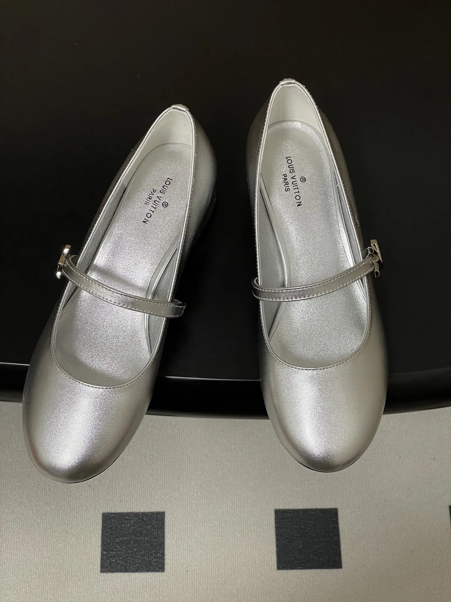 p290- 26ss春夏新款Louis Vuitton LV ROMY高跟鞋系列最 小矮跟后空凉鞋 经典五金金属V扣玛丽珍鞋后空粗跟凉鞋字母标单鞋 本款Romy 高跟鞋取材真皮革，呈现柔软质感和利落外观。圆润鞋头流露柔美气息，弹力后带方便穿脱。皮革包覆平稳方跟和纤细鞋带，后者点缀LV Twist装饰。 可爱的圆头造型搭配LV标志-精致又好看，粗跟脚感特别的好穿舒适。经典百搭单品！ 原版开模V型金属跟！ 鞋面：小牛皮 内里垫脚：羊皮 鞋底：意大利A级真皮大底 跟高：3.5cm 码数：35-39（40.41定做不退换）