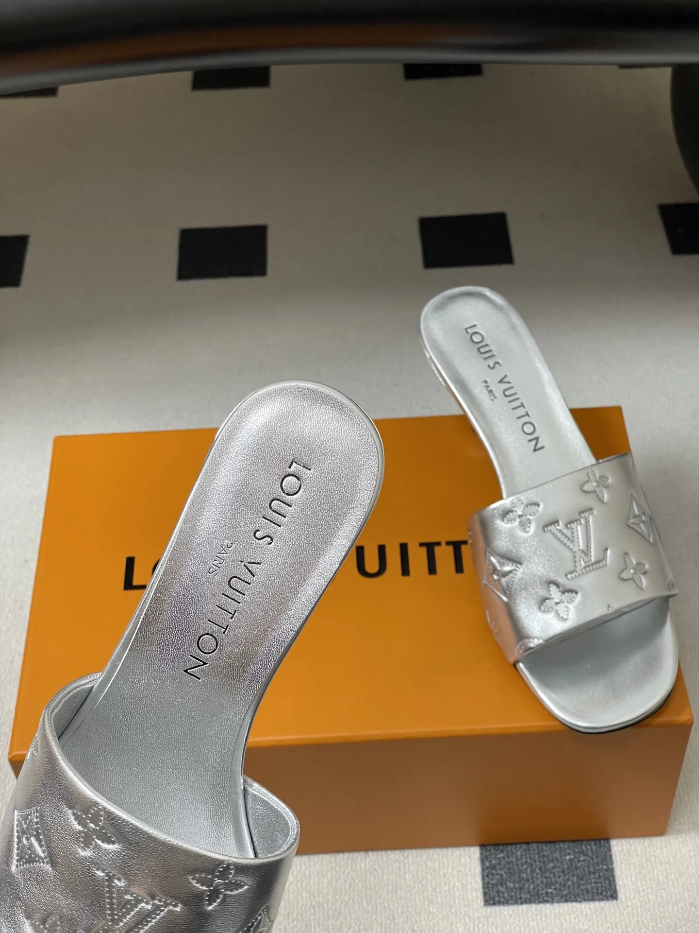 p260- 26Ss春夏新款Louis vuiteeon 路易威登LV 6AM凉拖鞋小猫跟拖鞋字母压印一字带平底拖鞋 本款6AM凉拖取材粒面牛皮革，以饰压印筑LV字母和Monogram花卉，令宽幅鞋面闪烁金属莹泽。妩媚小猫跟和柔软皮革外底完善整体。 鞋面：牛皮 内里垫脚：羊皮 鞋底：意大利真皮大底 跟高：平底/5.5cm 码数：35-39（40.41.42定做不退换）