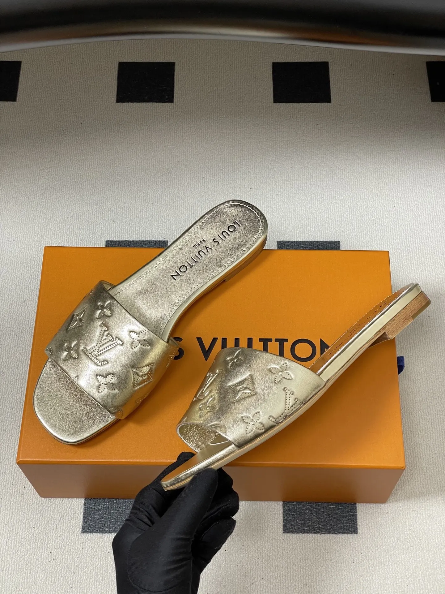 p260- 26Ss春夏新款Louis vuiteeon 路易威登LV 6AM凉拖鞋小猫跟拖鞋字母压印一字带平底拖鞋 本款6AM凉拖取材粒面牛皮革,以饰压印筑LV字母和Monogram花卉,令宽幅鞋面闪烁金属莹泽。妩媚小猫跟和柔软皮革外底完善整体。 鞋面:牛皮 内里垫脚:羊皮 鞋底:意大利真皮大底 跟高:平底/5.5cm 码数:35-39(40.41.42定做不退换)