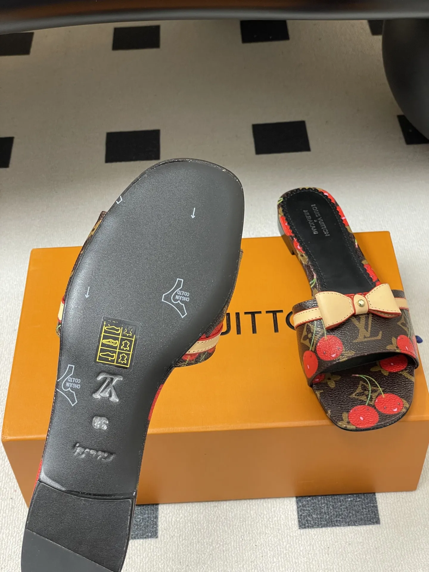 p260- 25Ss春夏新款Louis vuiteeon 路易威登 × 村上隆第三章🍒樱桃系列 LV X TM 9AM凉拖鞋老花樱桃🍒小猫跟拖鞋 小红书爆款小猫跟经典老花蝴蝶结拖鞋 路易威登×村上隆白彩联名全幅Monogram图案浸染彩虹色调,娓娓道出日本艺术家村上隆的标志性笔触。便鞋构型融入优雅小猫跟,饰钉牛皮革带再添摩登风范。 鞋面:3D打印牛皮 内里垫脚:羊皮 鞋底:意大利真皮大底 码数:35-39(40.41.42定做不退换)