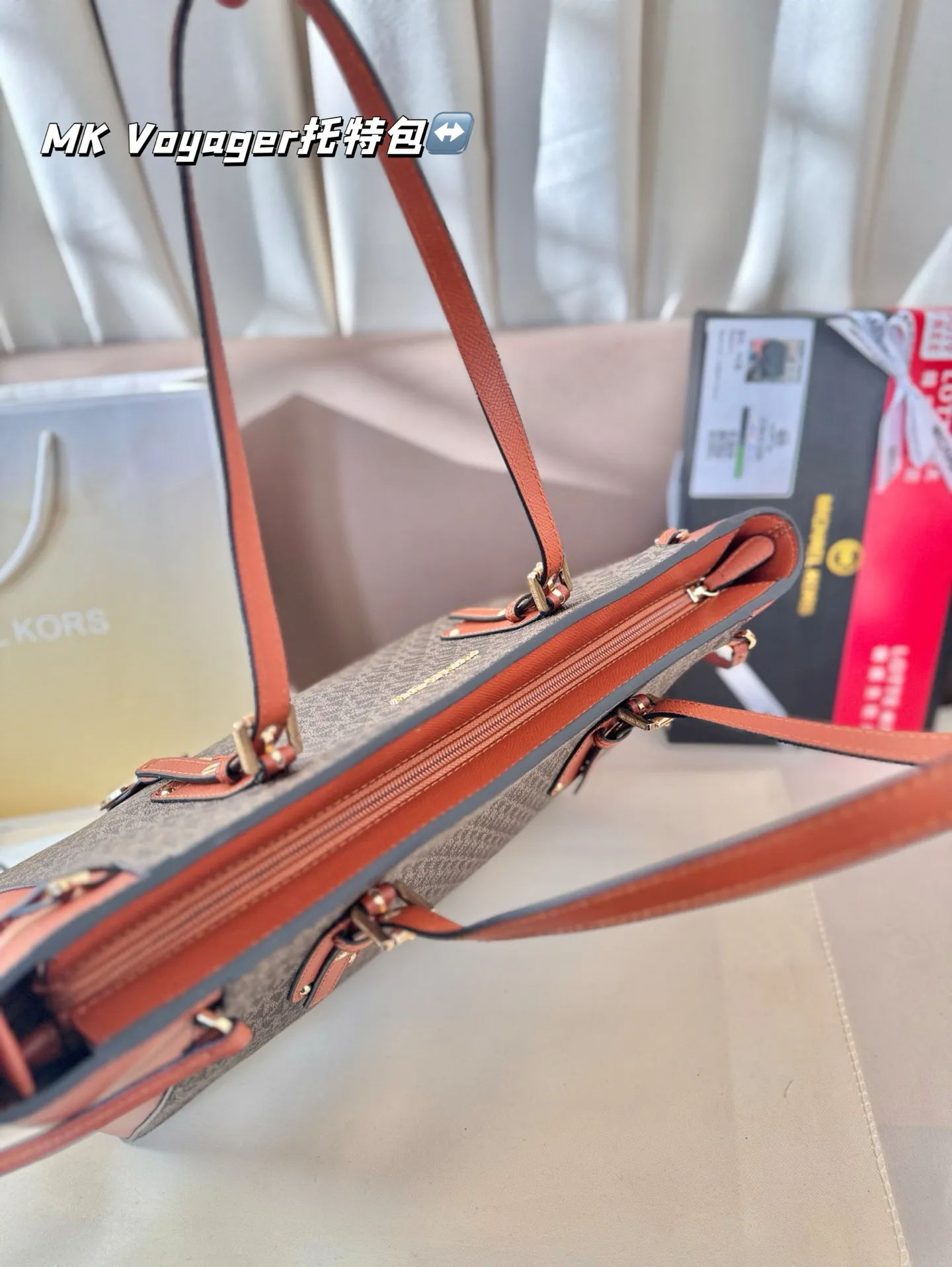 P165 配盒子 MK Voyager托特包 特别适合宝妈,或者日常通勤,巨能装。可以放下平板,平板电脑,短途旅行可以直接放几套衣服啥的,比较实用。尺寸:32*5*25