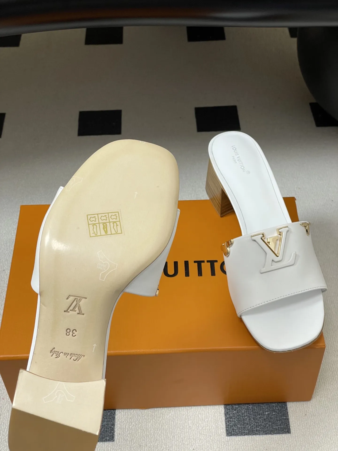 p260- 经典款Louis vuitteon路易威登 Lv Isola凉拖鞋系列经典字母logo大扣一字带粗跟拖鞋五金扣平底凉拖鞋 LV Isola穆勒凉拖,选用优质小牛皮,搭配金属LV Logo,简约又超有辨识度!木质粗跟设计,舒适又时髦,日常通勤、休闲都能轻松驾驭。开放式鞋面,夏天穿超透气,白色百搭,裙装裤装随心搭配,轻松get高级感穿搭风格! 这款拖鞋展示的是一种轻松而优雅的风格,由柔软的小牛皮制成。这款型号以其宽大的鞋面而闻名,上面点缀着部分皮革覆盖的品牌配件,加以精致而耐用的皮革大底完成了这一设计! 鞋面:定制小牛皮 内里垫脚:羊皮 跟高:平底/4.5cm 鞋底:意大利真皮大底 码数:35-39(40.41.42定做不退换)