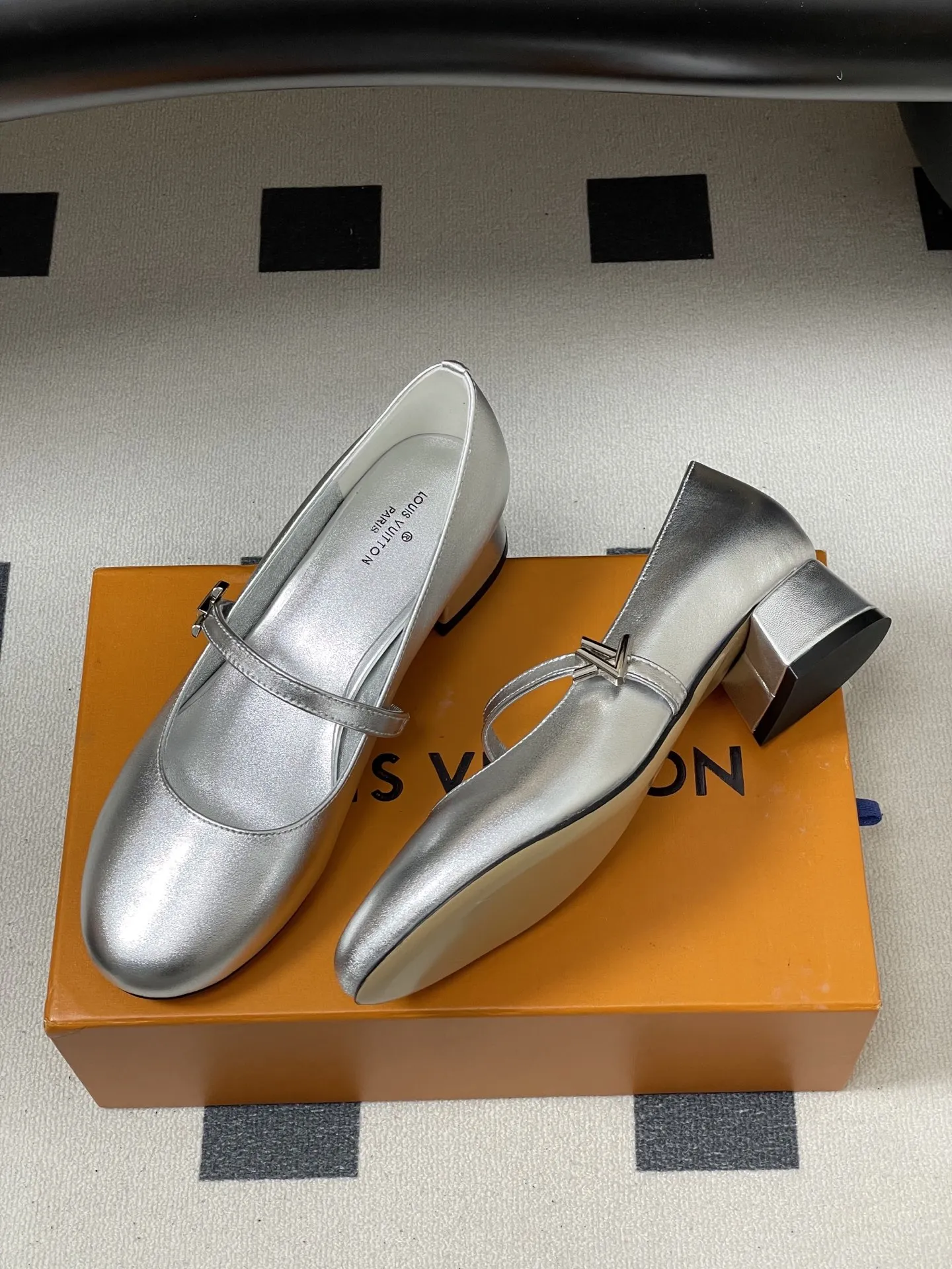 p290- 26ss春夏新款Louis Vuitton LV ROMY高跟鞋系列最 小矮跟后空凉鞋 经典五金金属V扣玛丽珍鞋后空粗跟凉鞋字母标单鞋 本款Romy 高跟鞋取材真皮革，呈现柔软质感和利落外观。圆润鞋头流露柔美气息，弹力后带方便穿脱。皮革包覆平稳方跟和纤细鞋带，后者点缀LV Twist装饰。 可爱的圆头造型搭配LV标志-精致又好看，粗跟脚感特别的好穿舒适。经典百搭单品！ 原版开模V型金属跟！ 鞋面：小牛皮 内里垫脚：羊皮 鞋底：意大利A级真皮大底 跟高：3.5cm 码数：35-39（40.41定做不退换）