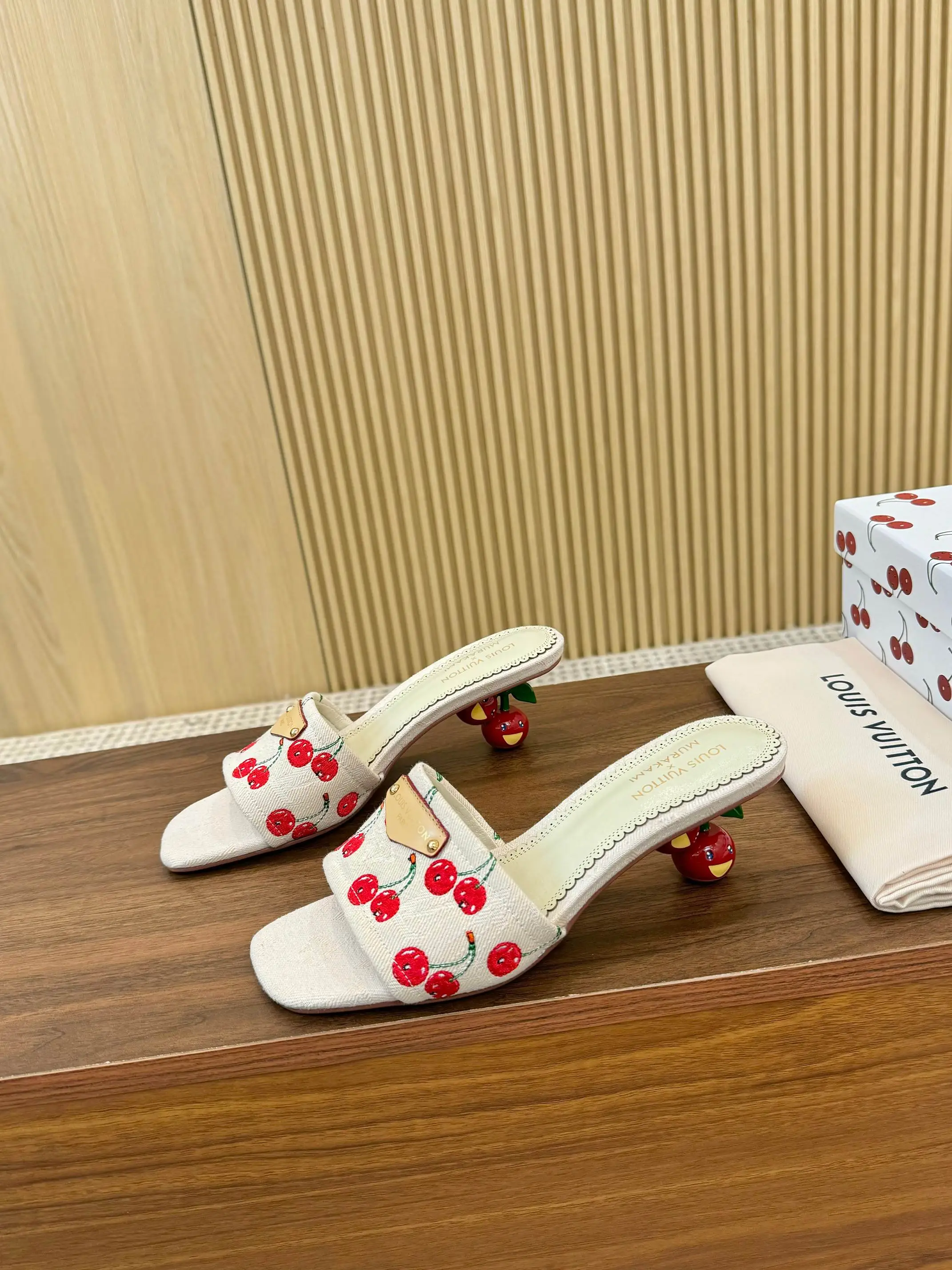 胶底p200 真皮底240🍒LV村上隆联名款🍒樱桃跟凉鞋拖鞋2025 早春新款 ‼️原版一致 硬货上新🆕高级感十足！国内外博主刷爆的一款，复古又时髦 上脚美炸了！官网小红书主推款 鞋面：定制原版材质+🍒刺绣 内里：进口羊皮里 大底：像胶底和真皮大底 鞋码: 35-43（35、43定制不退不换)