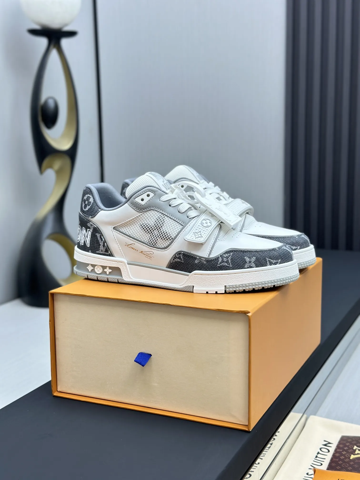 工厂直销&yen;300💰顶级版本 LV-路易威登-经典走秀新款 空胶工艺&middot;原版1：1开发复刻！！上脚非常舒适 奢侈用料，做工精细，中底印有欧洲制造英文字母 鞋面由意大利进口小牛皮拼接，侧边饰有品牌LOGO标志及签名，最新乳胶垫脚➕网布内里，脚感超舒适。原厂特供原版双色TPU组合大底。套包工艺 固特异缝合锁边 面料:独家定制头层牛皮 配件:独家私模Vuitton 标识， 内里:定制丝滑网里-头层丝绸牛皮内里 大底:TPU组合大底耐磨防滑防黄 垫脚:新款乳胶垫-网纱吸汗 专柜工艺:全电脑针车拉线 鞋头 后套 冷热定型 全套拉帮套楦中低logo花纹 专柜包装 -鞋带 证书 卡片 说明书 合格证 防尘袋 全网最齐包装 女款35-40男款38-46（38/46订做不退换！