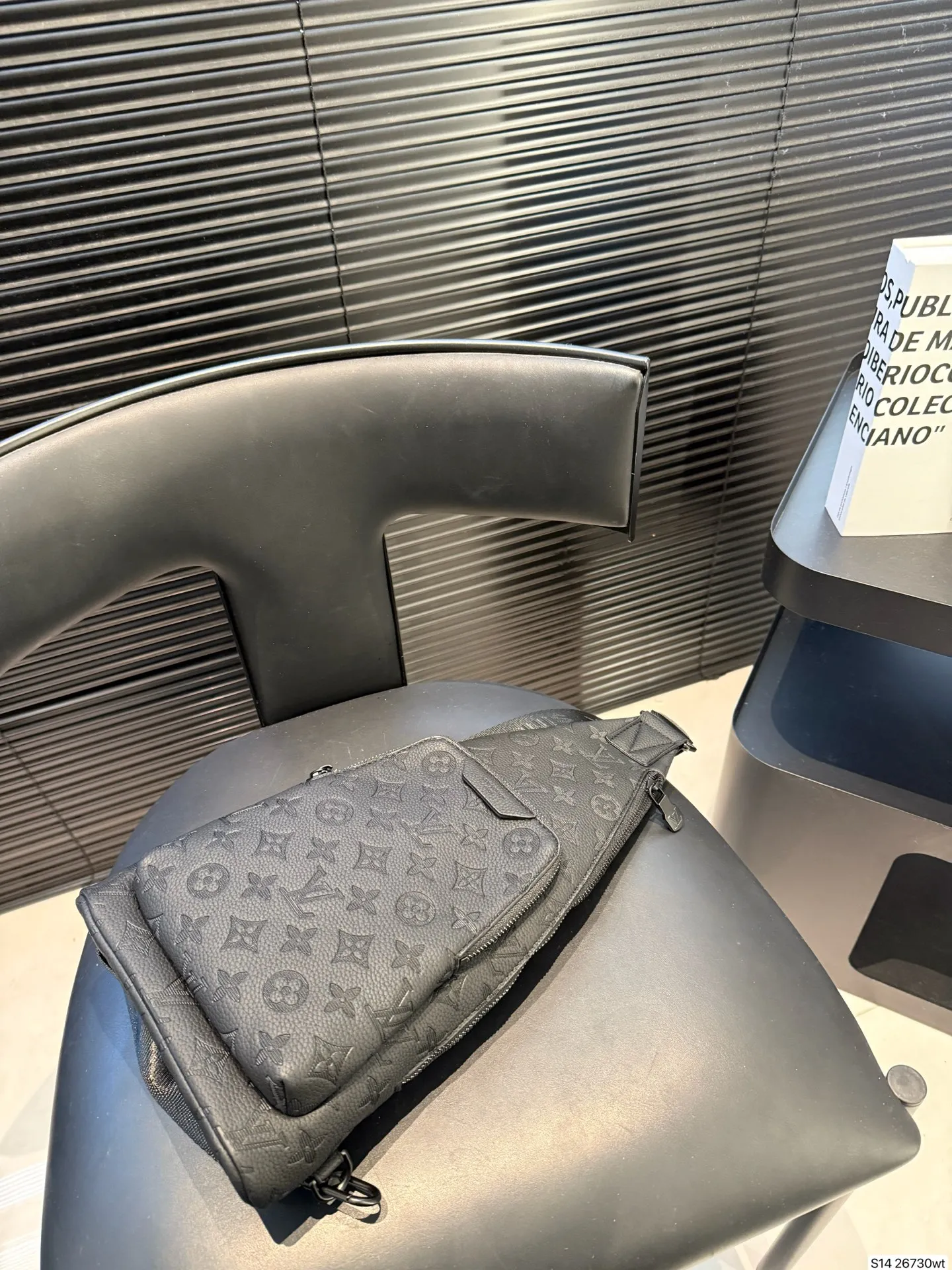 P120 商务精英的身份象征 | LV男包老花黑武士系列 在时尚与实用兼具的男士皮具领域，LV老花黑武士系列男包凭借卓越设计和精湛工艺脱颖而出，成为众多商务人士的心头好。 尺寸19 40 货号26730