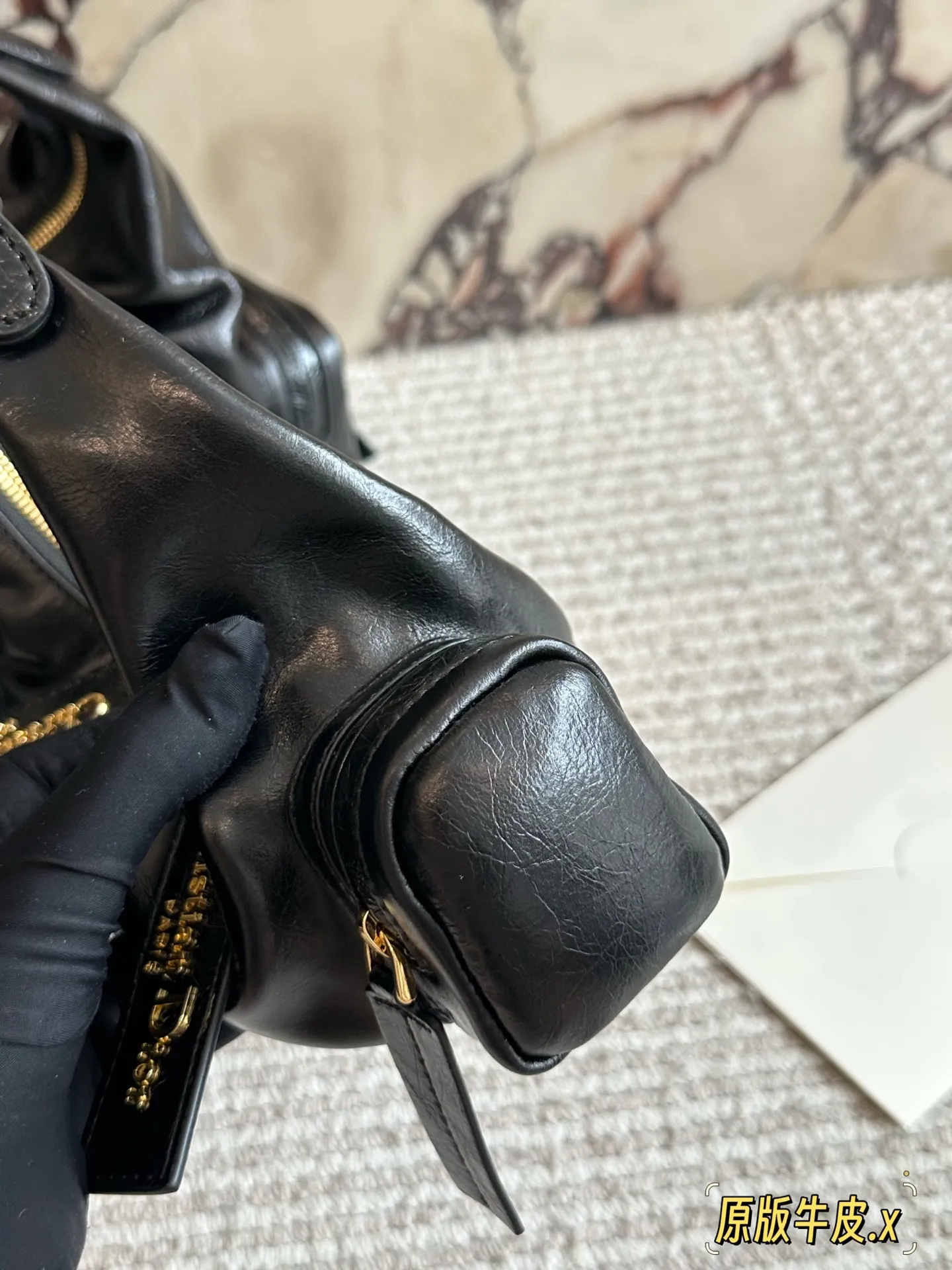 💰260 配盒 秋冬新款DiorGrandtour从日常通勤，到约会逛街，再到短途旅行，Dior最新款 Grandtour堪称六边形战士，超级酷! 黑色褶皱牛皮革，触感柔软，光泽细腻，自带低调奢华的气质 可调节的皮革肩带设计超贴心 无论是单肩背还是斜挎，都能轻松驾驭，适配各种场合与穿搭风格， 这包时髦又能装#24*11