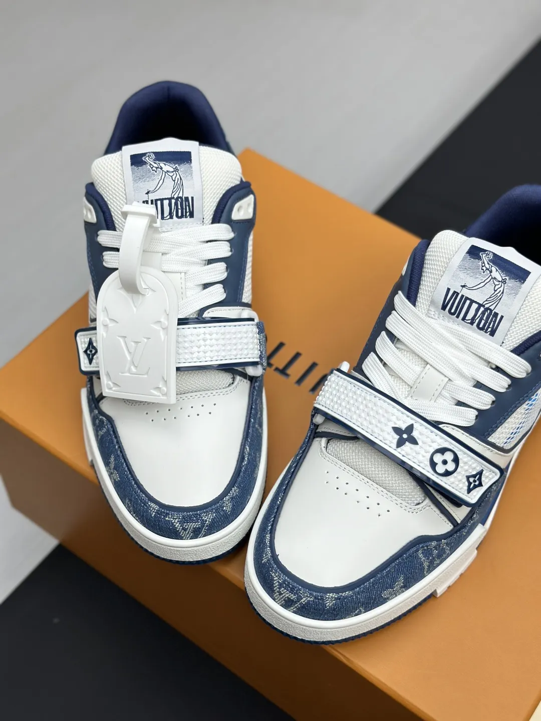 工厂直销&yen;300💰顶级版本 LV-路易威登-经典走秀新款 空胶工艺&middot;原版1：1开发复刻！！上脚非常舒适 奢侈用料，做工精细，中底印有欧洲制造英文字母 鞋面由意大利进口小牛皮拼接，侧边饰有品牌LOGO标志及签名，最新乳胶垫脚➕网布内里，脚感超舒适。原厂特供原版双色TPU组合大底。套包工艺 固特异缝合锁边 面料:独家定制头层牛皮 配件:独家私模Vuitton 标识， 内里:定制丝滑网里-头层丝绸牛皮内里 大底:TPU组合大底耐磨防滑防黄 垫脚:新款乳胶垫-网纱吸汗 专柜工艺:全电脑针车拉线 鞋头 后套 冷热定型 全套拉帮套楦中低logo花纹 专柜包装 -鞋带 证书 卡片 说明书 合格证 防尘袋 全网最齐包装 女款35-40男款38-46（38/46订做不退换！