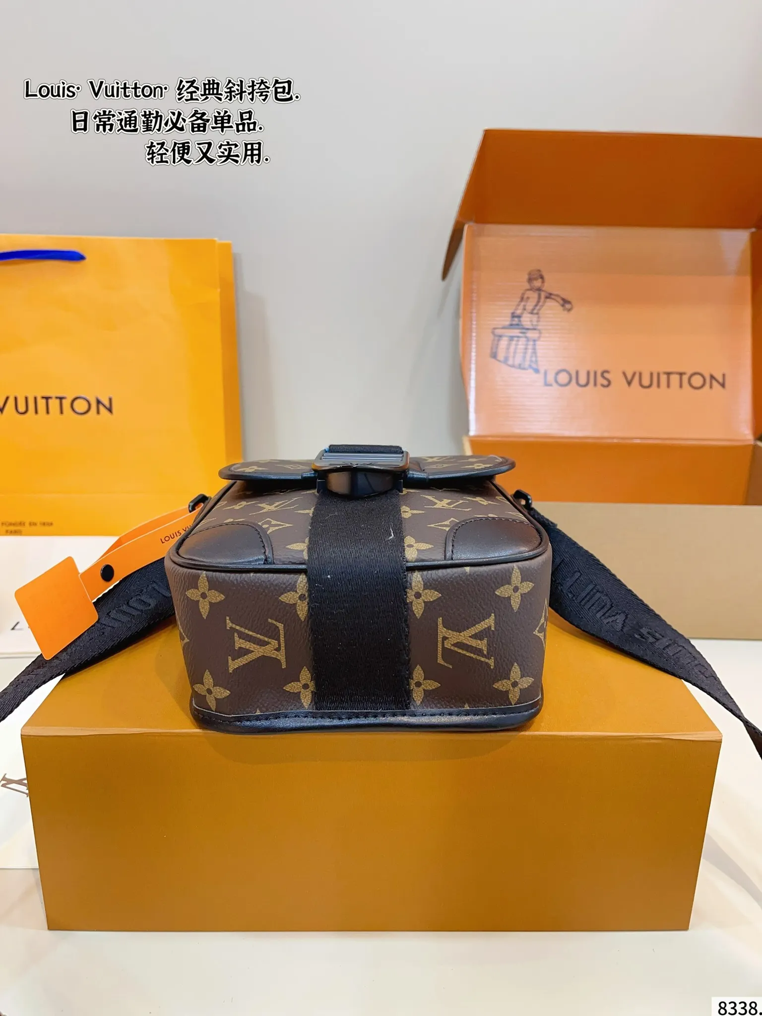 p150配礼盒🎁. 男生必入超经典LV 相机包测评! 又是一期Louis Vuitton男包推荐! LV 男包这两年不得不说!真的很精彩! 很多男包除了男生喜欢!女生也被疯狂种草! 今天推荐的这只Outdoor系列的单肩包/斜挎包真的经典又耐看!尺寸：15*7*23cm