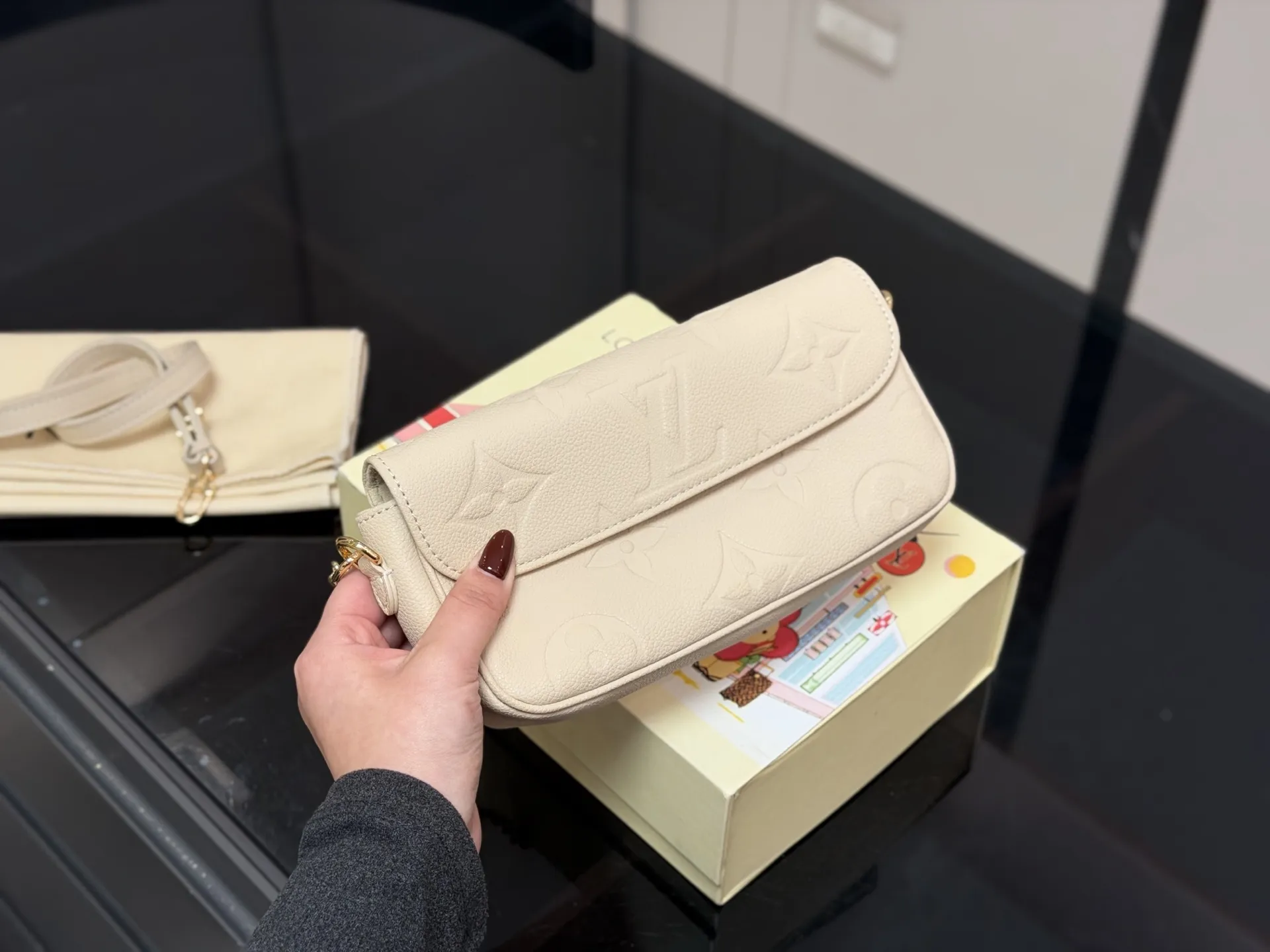 ¥165 配折叠盒 size:22*12cm Lv 新晋爆款ivy woc 出道即巅峰 双链条设计的麻将包 可斜挎可单肩可手提 内置卡槽 可爱好用!