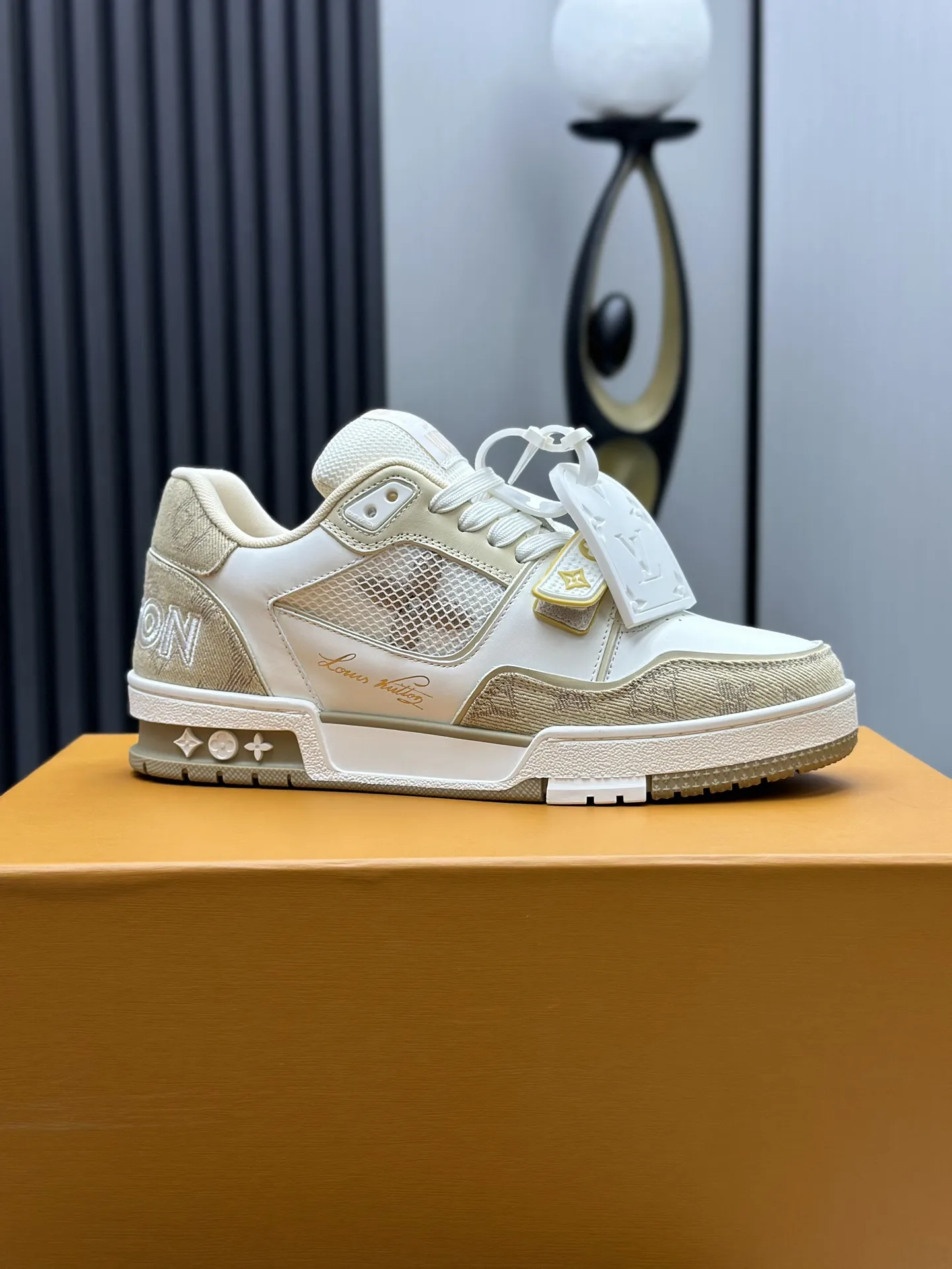 工厂直销¥310💰顶级版本 LV-路易威登-经典走秀新款 空胶工艺·原版1:1开发复刻!!上脚非常舒适 奢侈用料,做工精细,中底印有欧洲制造英文字母 鞋面由意大利进口小牛皮拼接,侧边饰有品牌LOGO标志及签名,最新乳胶垫脚➕网布内里,脚感超舒适。原厂特供原版双色TPU组合大底。套包工艺 固特异缝合锁边 面料:独家定制头层牛皮 配件:独家私模Vuitton 标识, 内里:定制丝滑网里-头层丝绸牛皮内里 大底:TPU组合大底耐磨防滑防黄 垫脚:新款乳胶垫-网纱吸汗 专柜工艺:全电脑针车拉线 鞋头 后套 冷热定型 全套拉帮套楦中低logo花纹 专柜包装 -鞋带 证书 卡片 说明书 合格证 防尘袋 全网最齐包装 女款35-40男款38-46(38/46订做不退换!