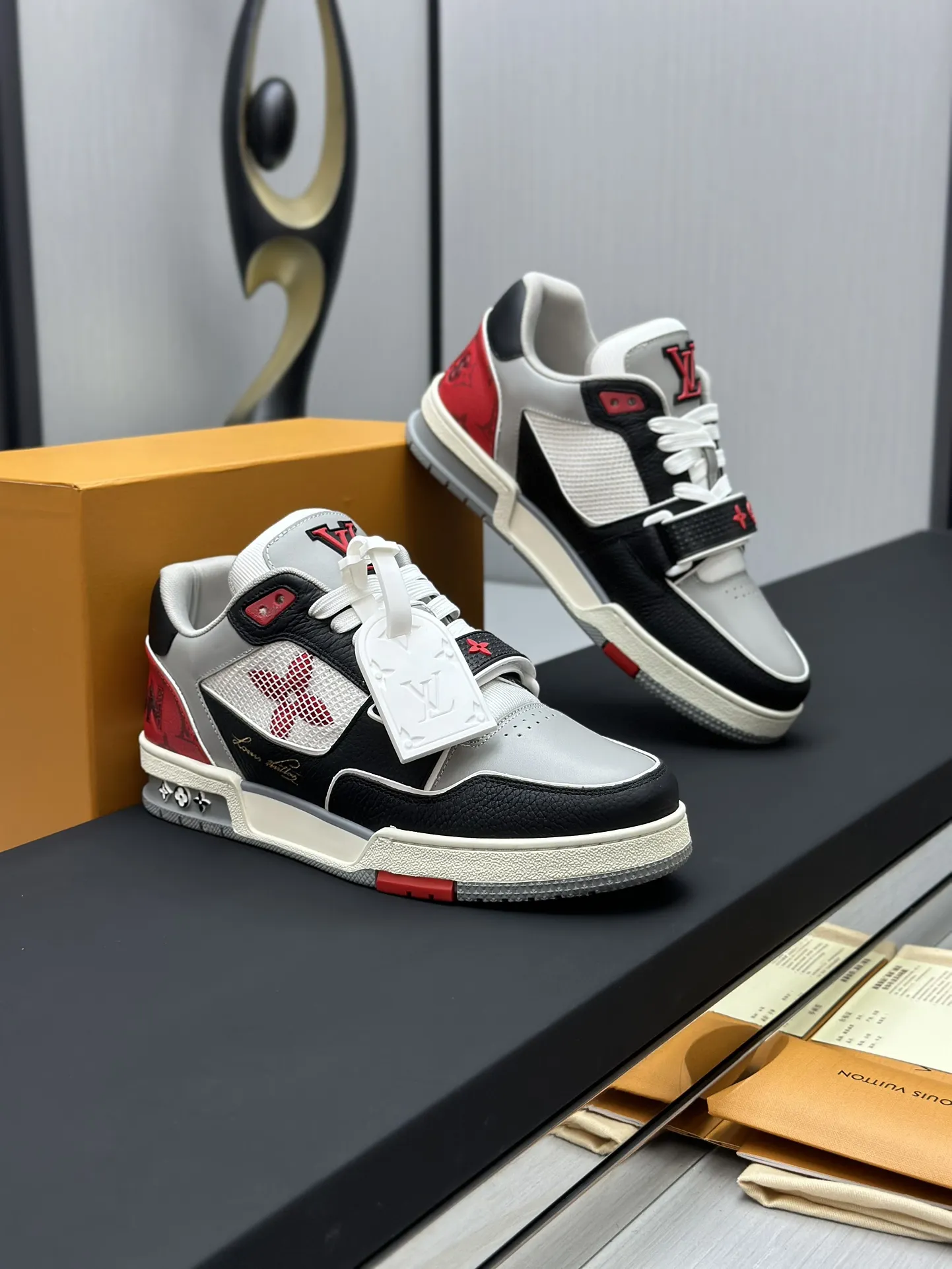 工厂直销¥300💰顶级版本 LV-路易威登-经典走秀新款 空胶工艺·原版1:1开发复刻!!上脚非常舒适 奢侈用料,做工精细,中底印有欧洲制造英文字母 鞋面由意大利进口小牛皮拼接,侧边饰有品牌LOGO标志及签名,最新乳胶垫脚➕网布内里,脚感超舒适。原厂特供原版双色TPU组合大底。套包工艺 固特异缝合锁边 面料:独家定制头层牛皮 配件:独家私模Vuitton 标识, 内里:定制丝滑网里-头层丝绸牛皮内里 大底:TPU组合大底耐磨防滑防黄 垫脚:新款乳胶垫-网纱吸汗 专柜工艺:全电脑针车拉线 鞋头 后套 冷热定型 全套拉帮套楦中低logo花纹 专柜包装 -鞋带 证书 卡片 说明书 合格证 防尘袋 全网最齐包装 女款35-40男款38-46(38/46订做不退换!