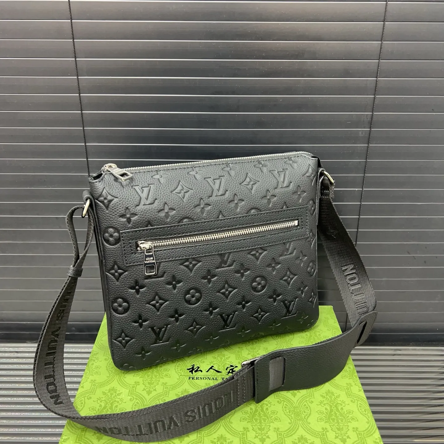 P165 Louisvuitton 路易威登 牛皮单肩包 男包 斜挎包 采用精湛镶嵌细工，经典百搭 实物拍摄 原厂原版面料 高端品质 配送防尘袋 23 x 25cm。