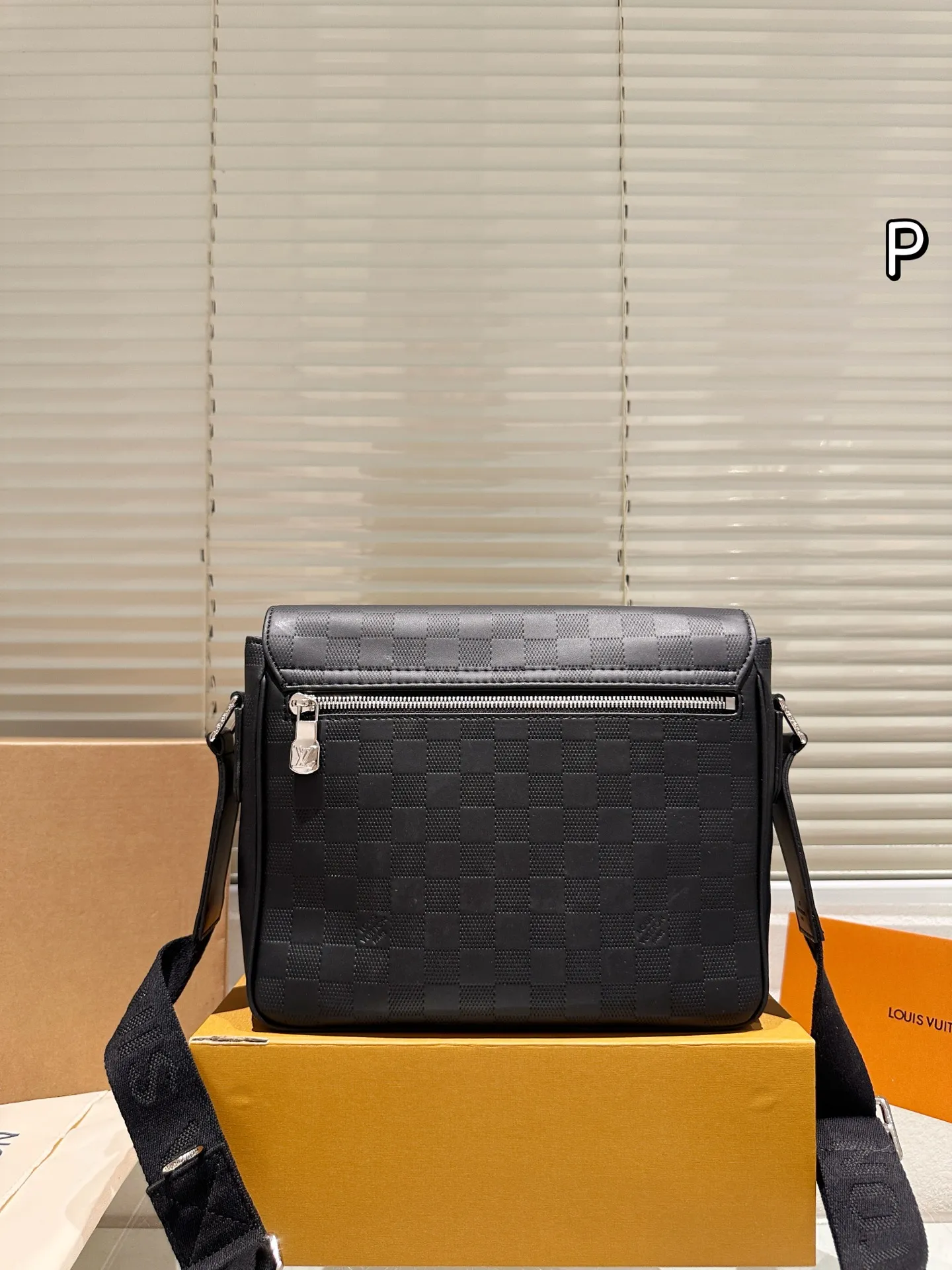 P165 礼盒🎁 男包分享lv 单肩包 目路易威登LouisVuitton比起非常火。的双扣邮差包这一款lv男士单肩包可以说非常低调了國 尺寸: District PM 老花的，这款呢低调稳重，日常休闲也搭得来也可斜 25.21cm
