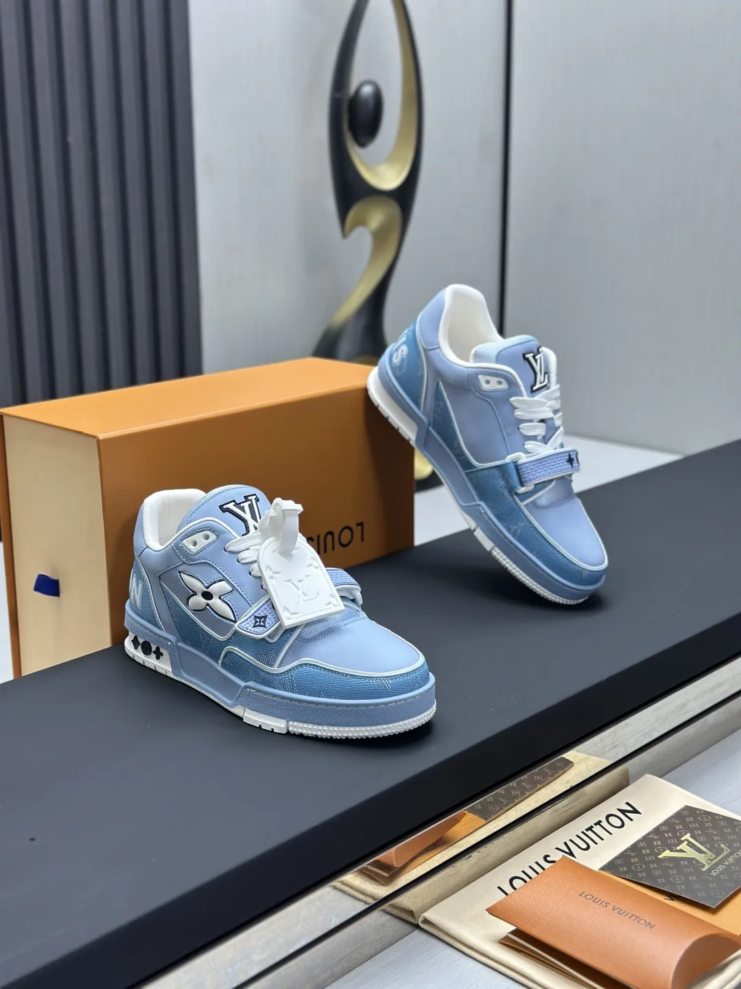 工厂直销&yen;300💰顶级版本 LV-路易威登-经典走秀新款 空胶工艺&middot;原版1：1开发复刻！！上脚非常舒适 奢侈用料，做工精细，中底印有欧洲制造英文字母 鞋面由意大利进口小牛皮拼接，侧边饰有品牌LOGO标志及签名，最新乳胶垫脚➕网布内里，脚感超舒适。原厂特供原版双色TPU组合大底。套包工艺 固特异缝合锁边 面料:独家定制头层牛皮 配件:独家私模Vuitton 标识， 内里:定制丝滑网里-头层丝绸牛皮内里 大底:TPU组合大底耐磨防滑防黄 垫脚:新款乳胶垫-网纱吸汗 专柜工艺:全电脑针车拉线 鞋头 后套 冷热定型 全套拉帮套楦中低logo花纹 专柜包装 -鞋带 证书 卡片 说明书 合格证 防尘袋 全网最齐包装 女款35-40男款38-46（38/46订做不退换！